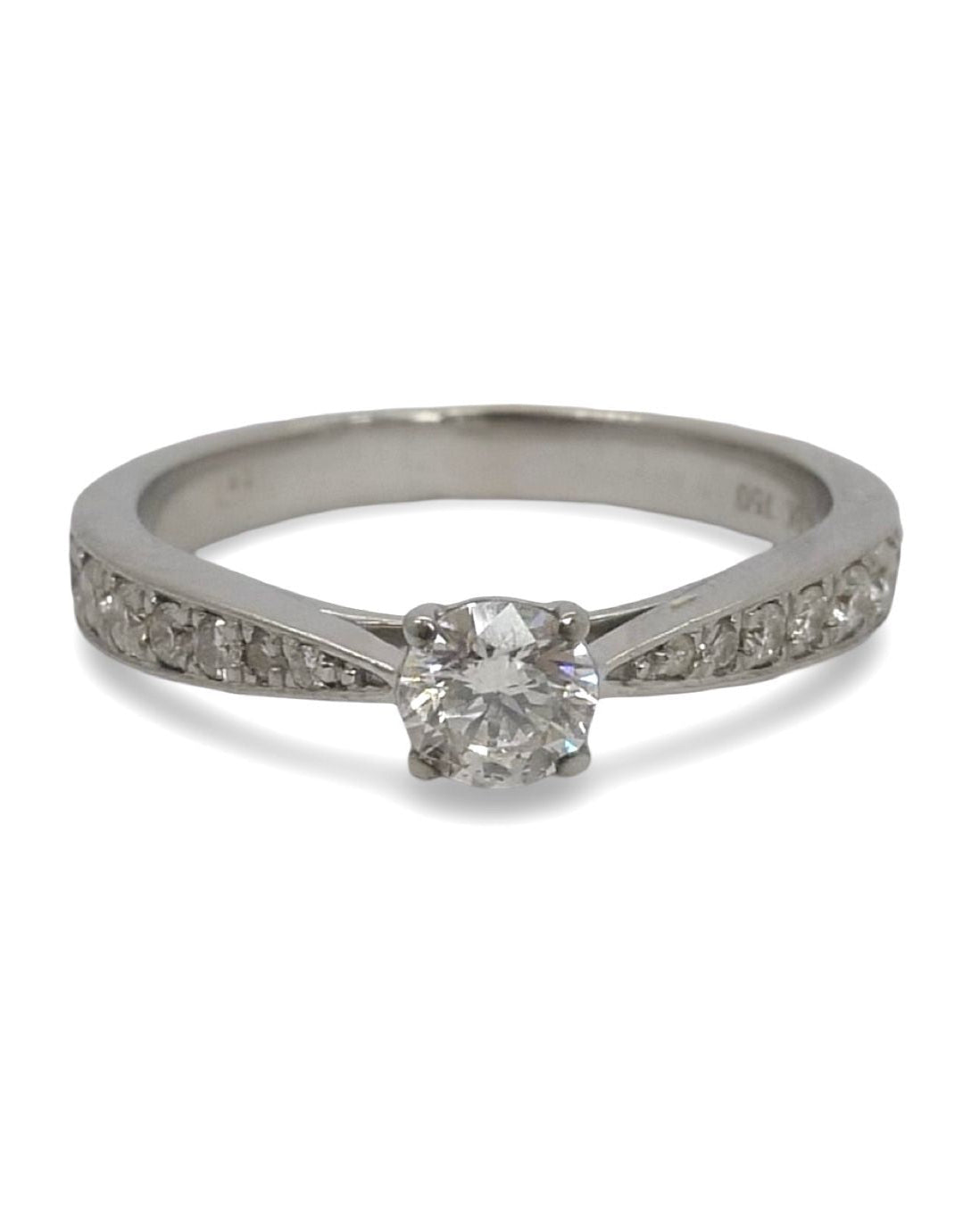 Laissez-vous séduire par cette bague en or blanc sertie de diamants étincelants pour un poids total de 0,53 ct. Élégante et intemporelle, elle apportera une touche de raffinement à chaque occasion. Idéale pour un cadeau précieux, une demande en mariage ou simplement pour sublimer votre style au quotidien.
