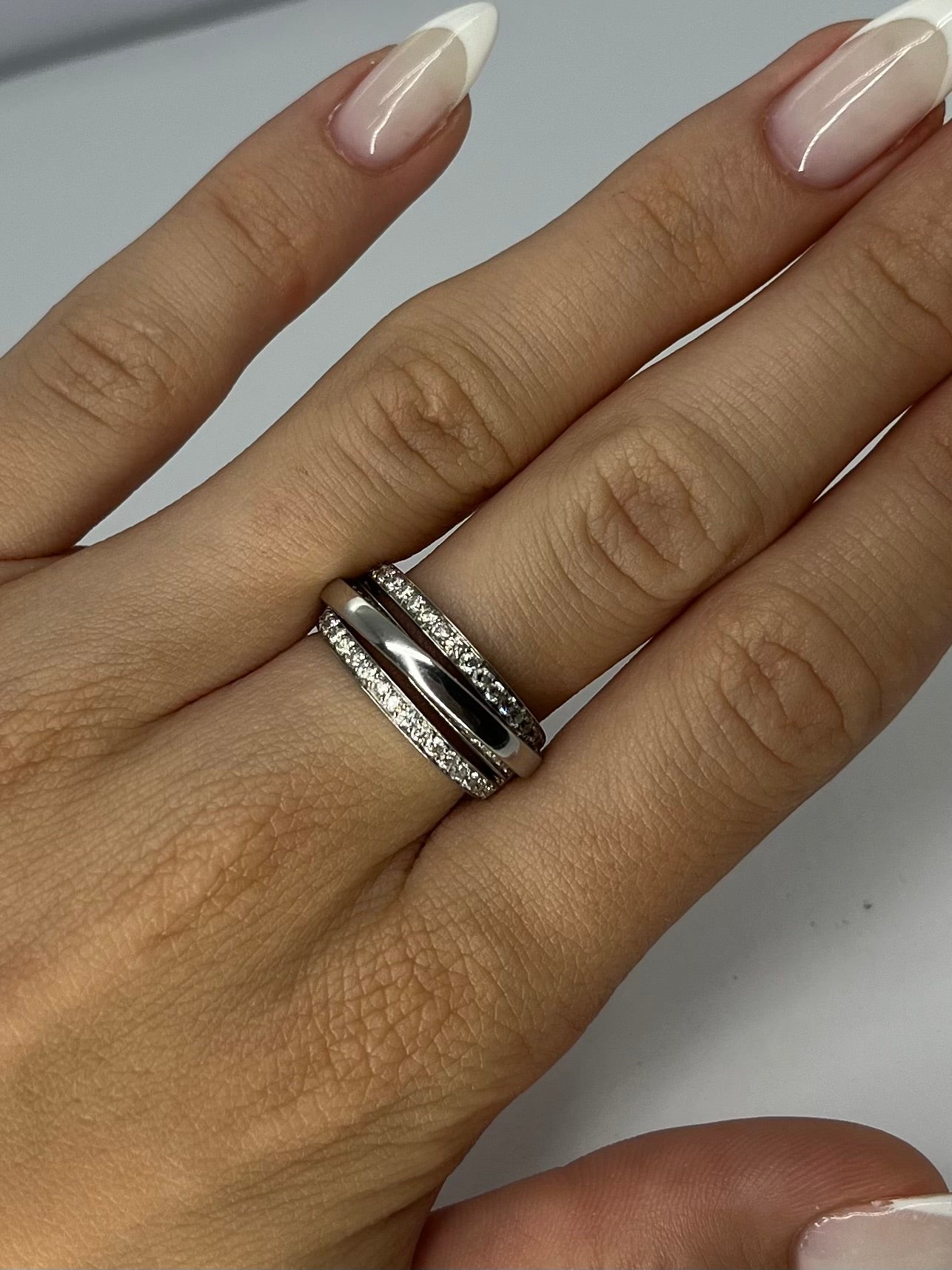 Bague en or blanc 18 carats sertie de diamants d’un poids total de 0,60 carat. Un bijou élégant et raffiné, parfait pour célébrer un moment unique. L’éclat des diamants se marie harmonieusement à la pureté de l’or blanc pour offrir une pièce lumineuse, idéale pour une occasion spéciale ou un cadeau précieux.