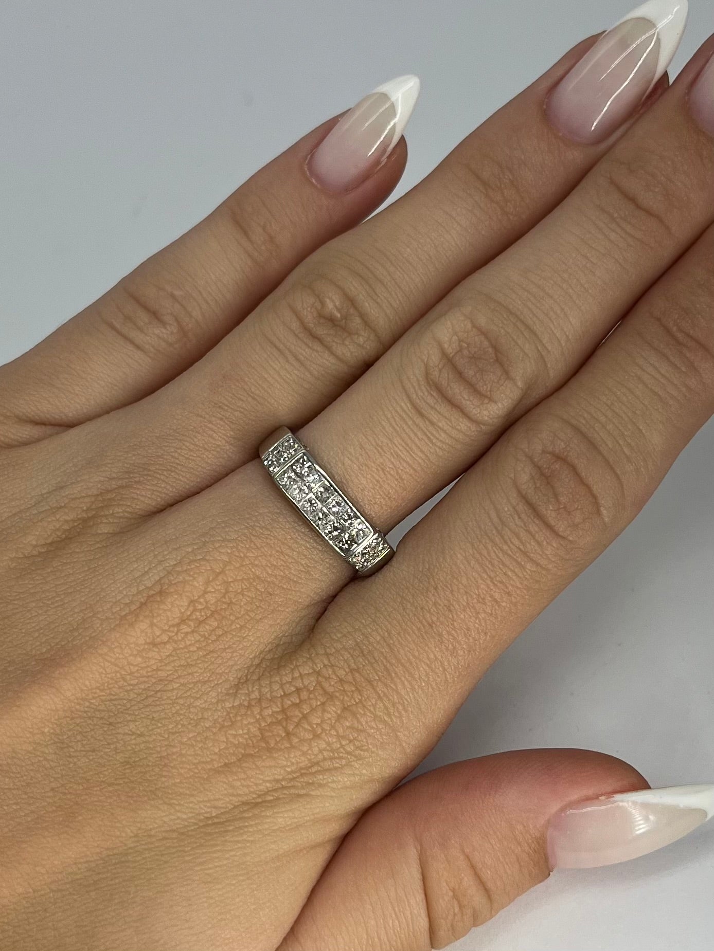 Bague en or blanc 18 carats sertie de diamants pour un poids total de 1 carat. Ce bijou lumineux allie élégance contemporaine et éclat intemporel. Idéale pour une demande en mariage, un anniversaire ou un moment unique, cette bague met en valeur la brillance naturelle des diamants avec raffinement.