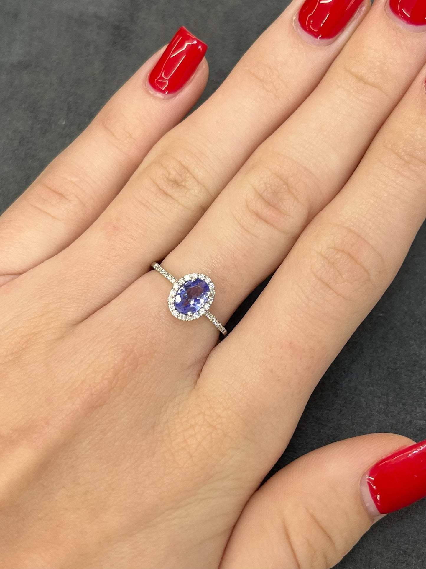 Découvrez cette élégante bague en or blanc, mettant en valeur une Tanzanite de 1 carat, entourée de 14 diamants d'environ 0,01 carat chacun. Idéale pour sublimer votre main, cette bague offre un mélange parfait de brillance et de raffinement. La Tanzanite, pierre précieuse rare, apportera une touche de couleur vibrante à votre style, tandis que les diamants ajoutent un éclat subtil.