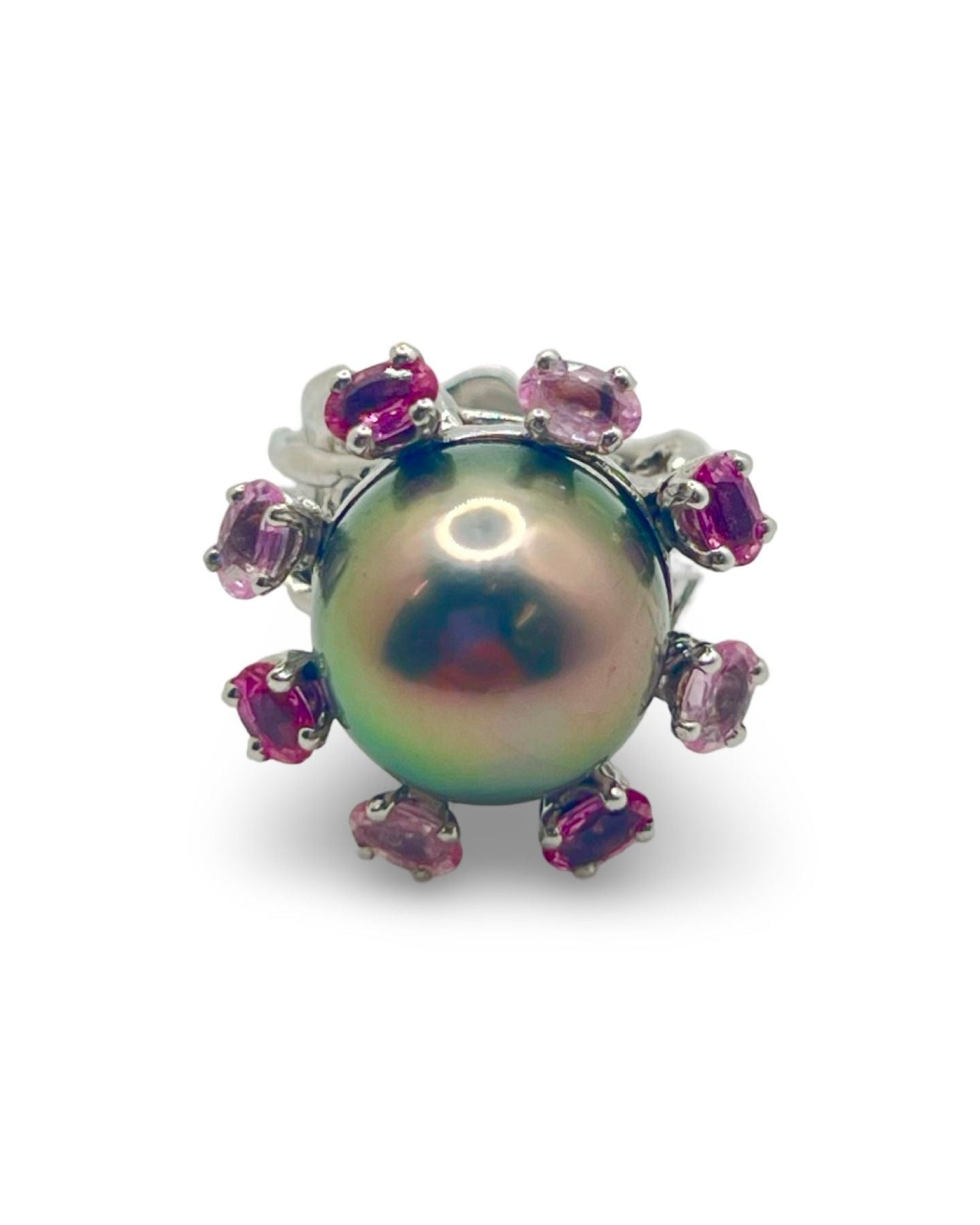 Découvrez cette élégante bague en or blanc signée Roland Schad, un bijou unique mettant en valeur une perle de Tahiti d'exception et des saphirs roses naturels. Ce design raffiné allie parfaitement la douceur de la perle de Tahiti à la brillance des pierres précieuses, offrant ainsi une pièce intemporelle pour les amateurs de joaillerie fine. Idéale pour ceux qui recherchent une bague sophistiquée et originale.