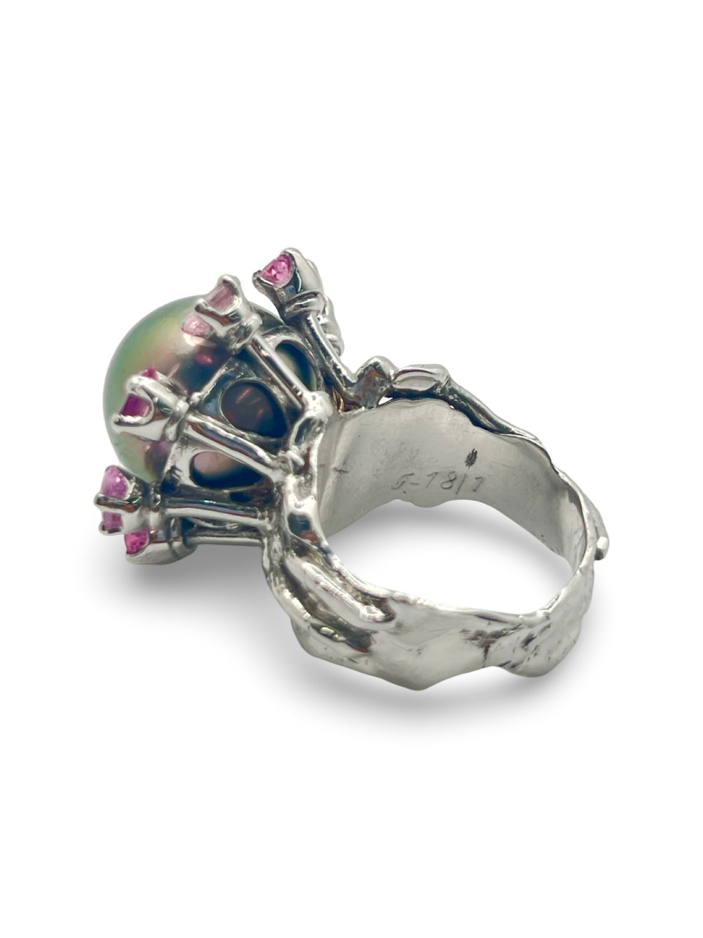 Découvrez cette élégante bague en or blanc signée Roland Schad, un bijou unique mettant en valeur une perle de Tahiti d'exception et des saphirs roses naturels. Ce design raffiné allie parfaitement la douceur de la perle de Tahiti à la brillance des pierres précieuses, offrant ainsi une pièce intemporelle pour les amateurs de joaillerie fine. Idéale pour ceux qui recherchent une bague sophistiquée et originale.