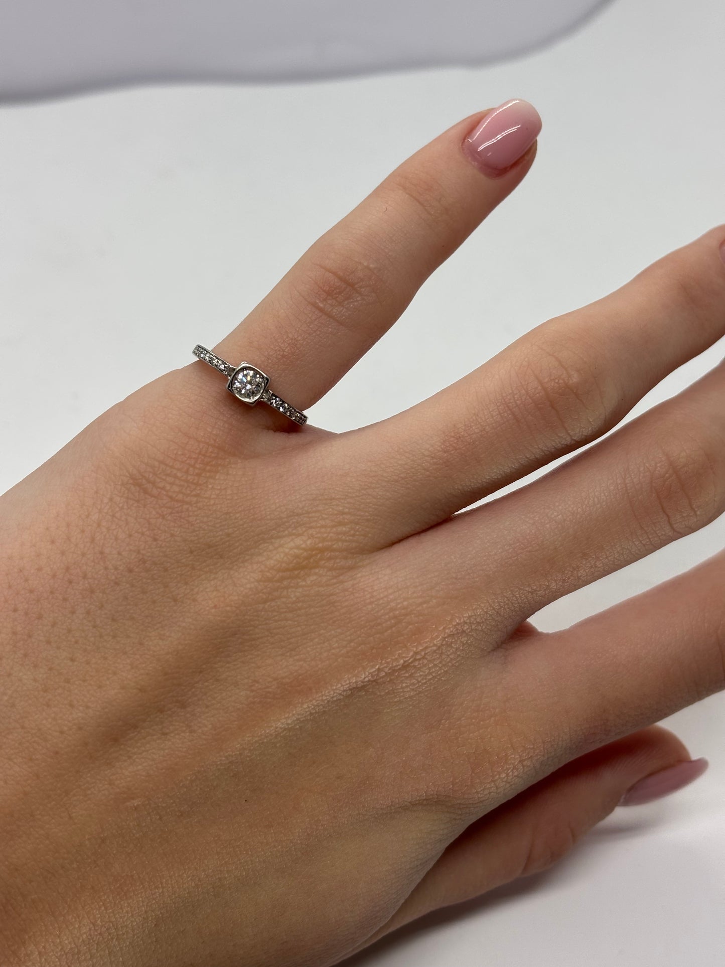 Bague en or blanc modèle "Le Cube" signé Dinh Van, sertie de 0,27 ct de diamants scintillants. Ce bijou au design moderne et épuré combine la brillance subtile des diamants à la pureté de l’or blanc, créant une pièce élégante et contemporaine, parfaite pour sublimer la main avec sophistication et style minimaliste.