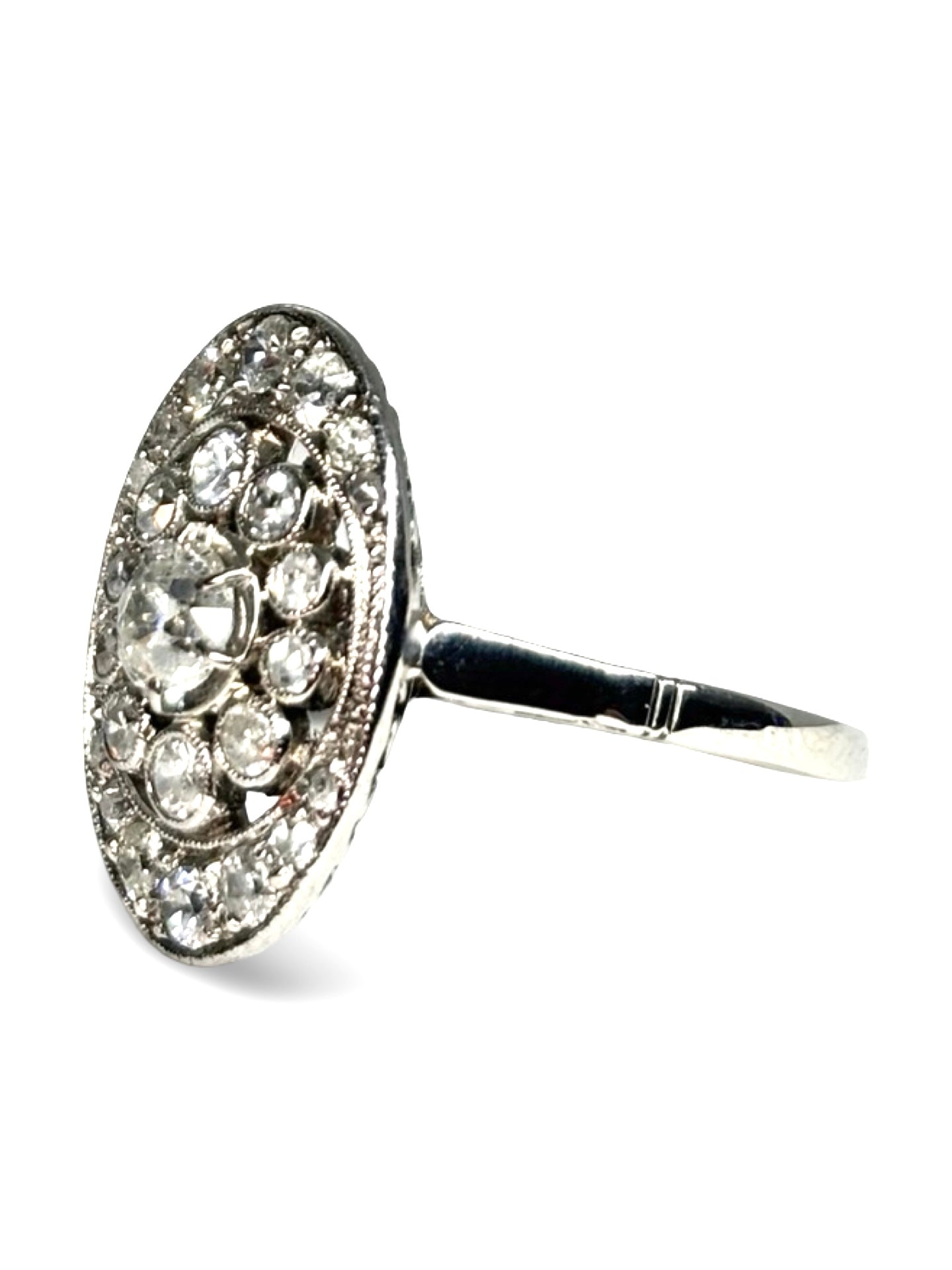 Bague ancienne en or blanc sertie de diamants totalisant 0,50 carat. Bijou vintage élégant au style intemporel, mettant en valeur l’éclat naturel des pierres et le raffinement du travail ancien. Idéale comme bague de caractère, bague de fiançailles ou cadeau précieux, elle séduit par son charme authentique, sa finesse et son allure joaillière classique et durable.