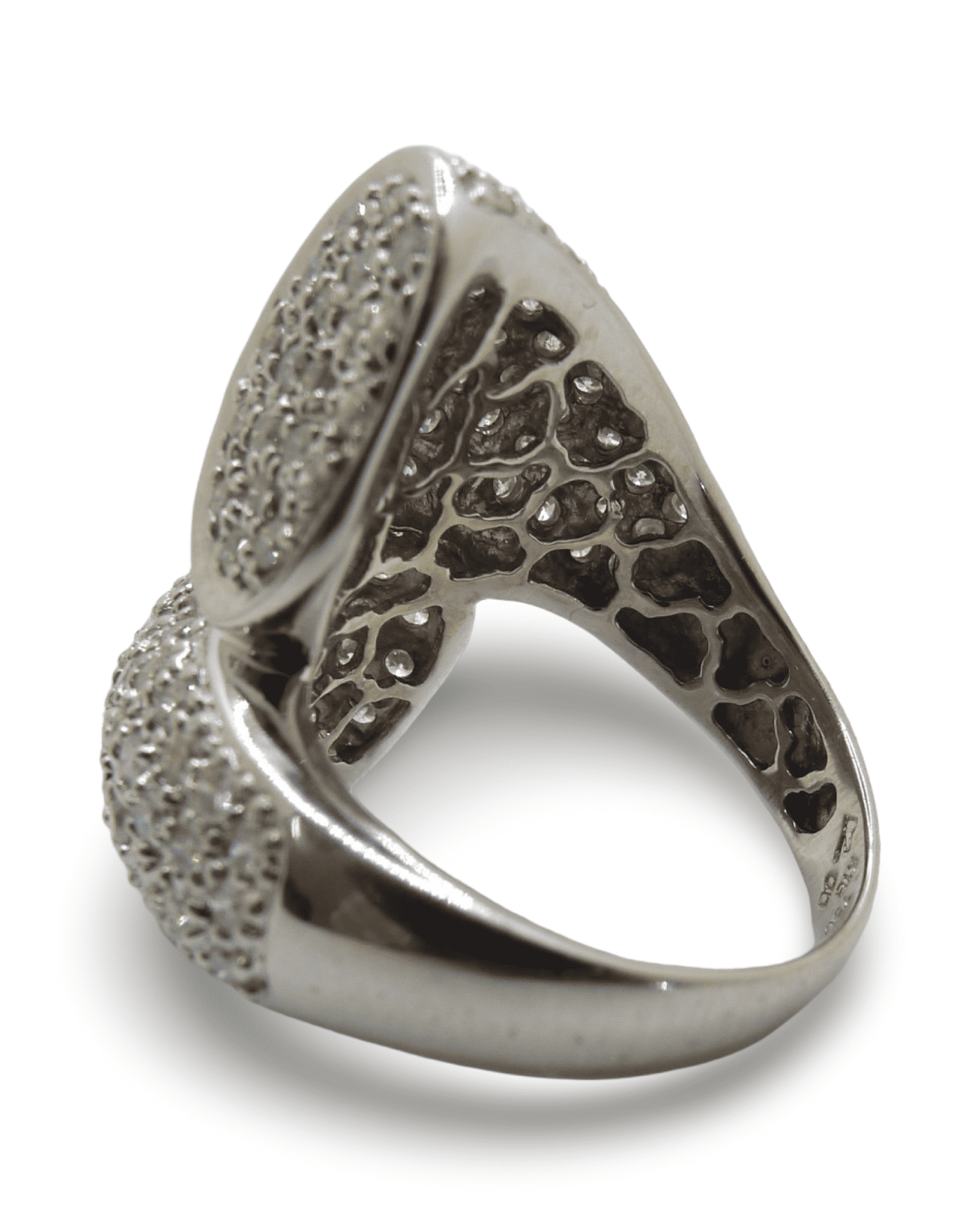 Découvrez cette superbe bague en or blanc sertie de diamants naturels taille brillant pour un poids total de 1,50 ct. Élégante et raffinée, cette bague intemporelle sublime chaque tenue avec son éclat exceptionnel. Livrée dans un écrin, elle est parfaite pour une occasion spéciale ou comme cadeau inoubliable. 