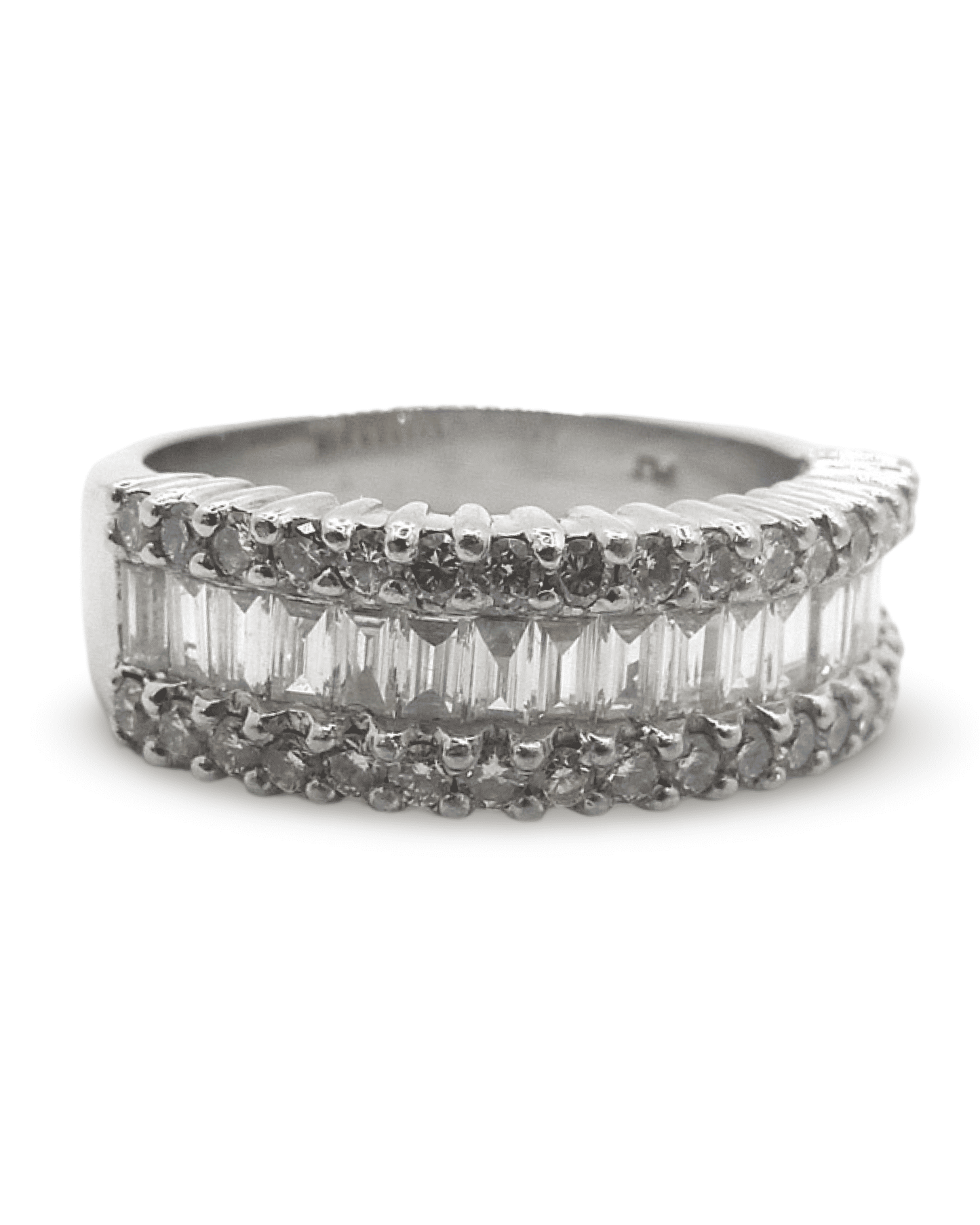 Découvrez une somptueuse bague en or blanc, sublimée par des diamants naturels d’exception taillés en baguettes et en brillants (E-F/VVS). Symbole d’élégance et de raffinement, cette pièce unique allie éclat et pureté pour un bijou d’une qualité incomparable. Livrée dans un écrin, elle saura sublimer chaque instant avec prestige et sophistication.