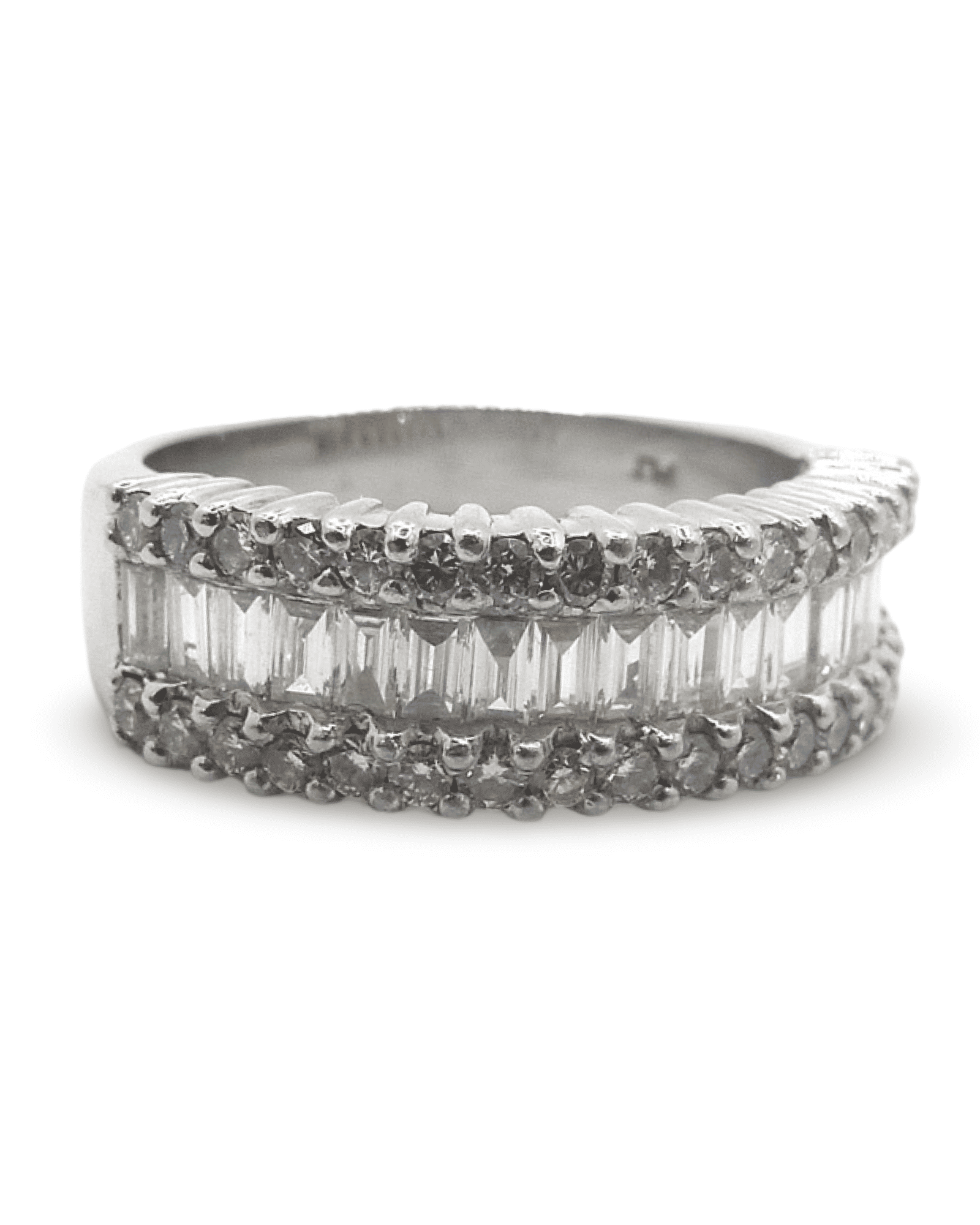 Découvrez une somptueuse bague en or blanc, sublimée par des diamants naturels d’exception taillés en baguettes et en brillants (E-F/VVS). Symbole d’élégance et de raffinement, cette pièce unique allie éclat et pureté pour un bijou d’une qualité incomparable. Livrée dans un écrin, elle saura sublimer chaque instant avec prestige et sophistication.