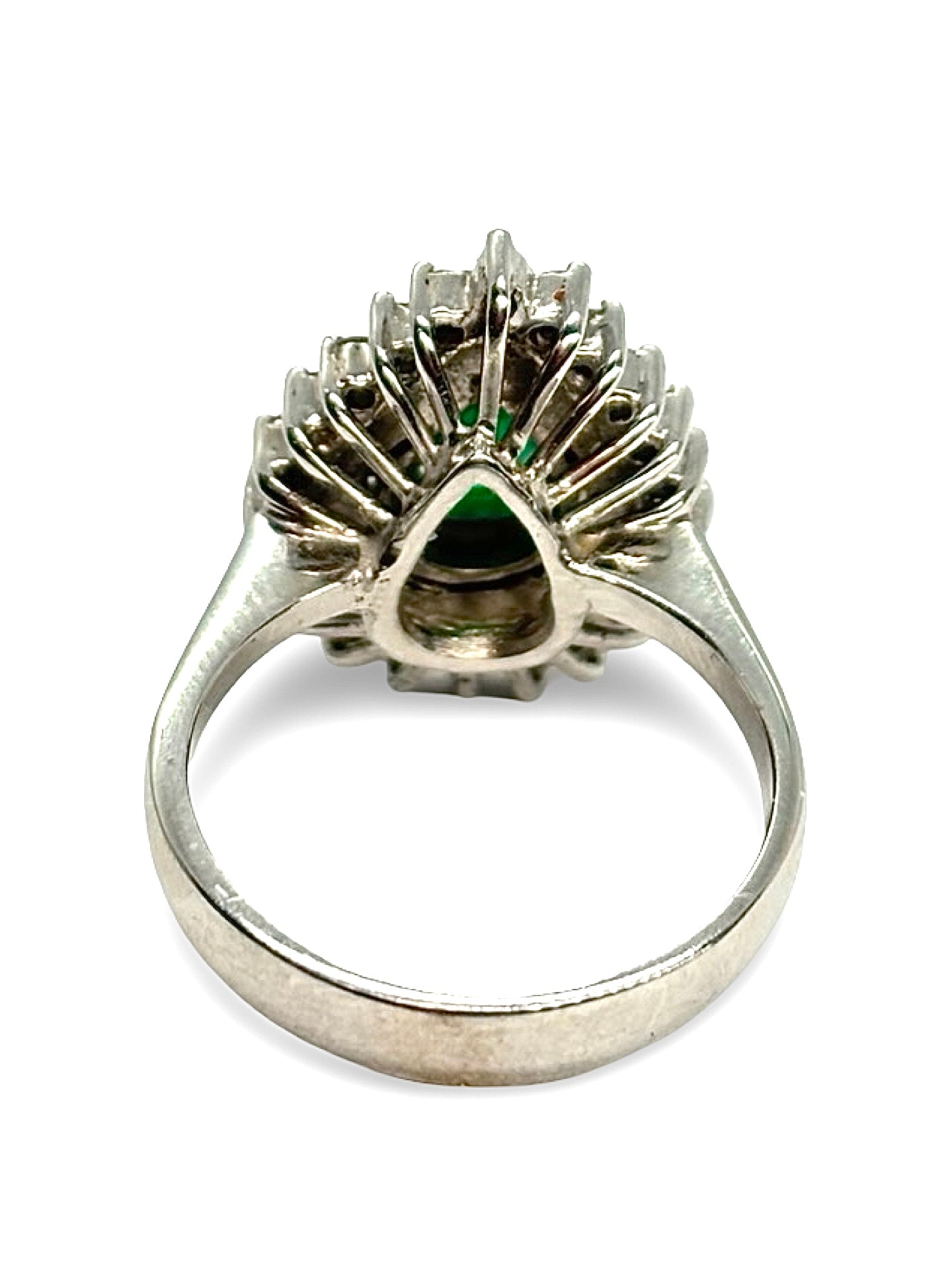 Bague en or blanc sertie d’une émeraude de 1,2 carat, mise en valeur par 1 carat de diamants scintillants. Ce bijou raffiné associe l’éclat vif de l’émeraude et la brillance des diamants pour créer une pièce élégante et intemporelle. Idéale pour sublimer la main avec une touche de luxe et de sophistication.