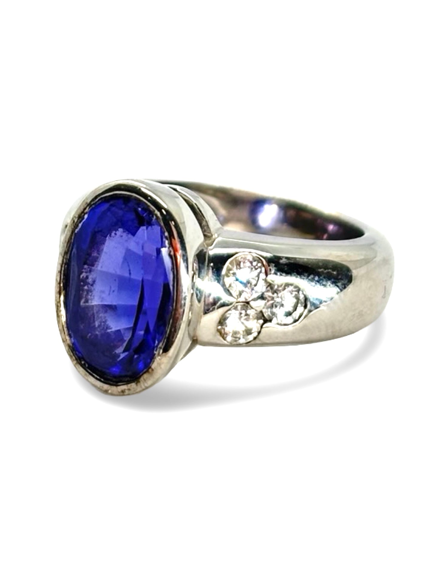 Bague en or blanc sertie d’une tanzanite de 5 carats, accompagnée de 0,6 carat de diamants étincelants. Ce bijou élégant met en valeur la profondeur bleutée de la tanzanite et l’éclat des diamants, offrant une pièce raffinée et intemporelle qui illumine la main avec charme et sophistication.