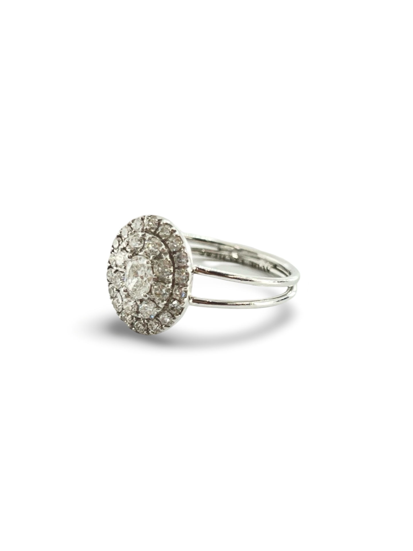 Découvrez cette élégante bague en or blanc, sublimée par un total de 0,82 carat de diamants étincelants. Idéale pour un cadeau spécial ou pour marquer un moment unique, cette bague allie raffinement et éclat. Son design intemporel et sa brillance feront de cette pièce un véritable trésor à porter au quotidien.