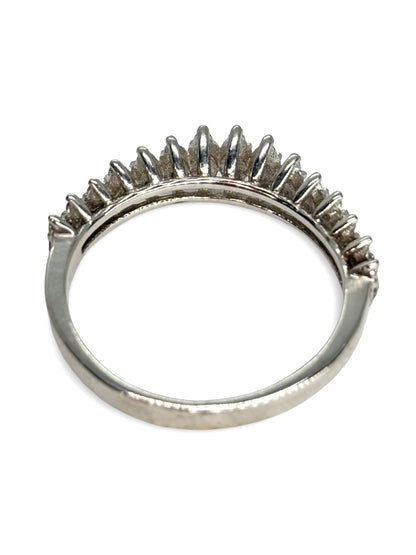 Demi-alliance en or blanc sertie de diamants pour un poids total de 0,40 carat. Cette bague élégante se distingue par son design raffiné et lumineux, idéale pour accompagner une bague de fiançailles ou être portée seule. L’or blanc met en valeur l’éclat des diamants, offrant une brillance subtile et un style intemporel.