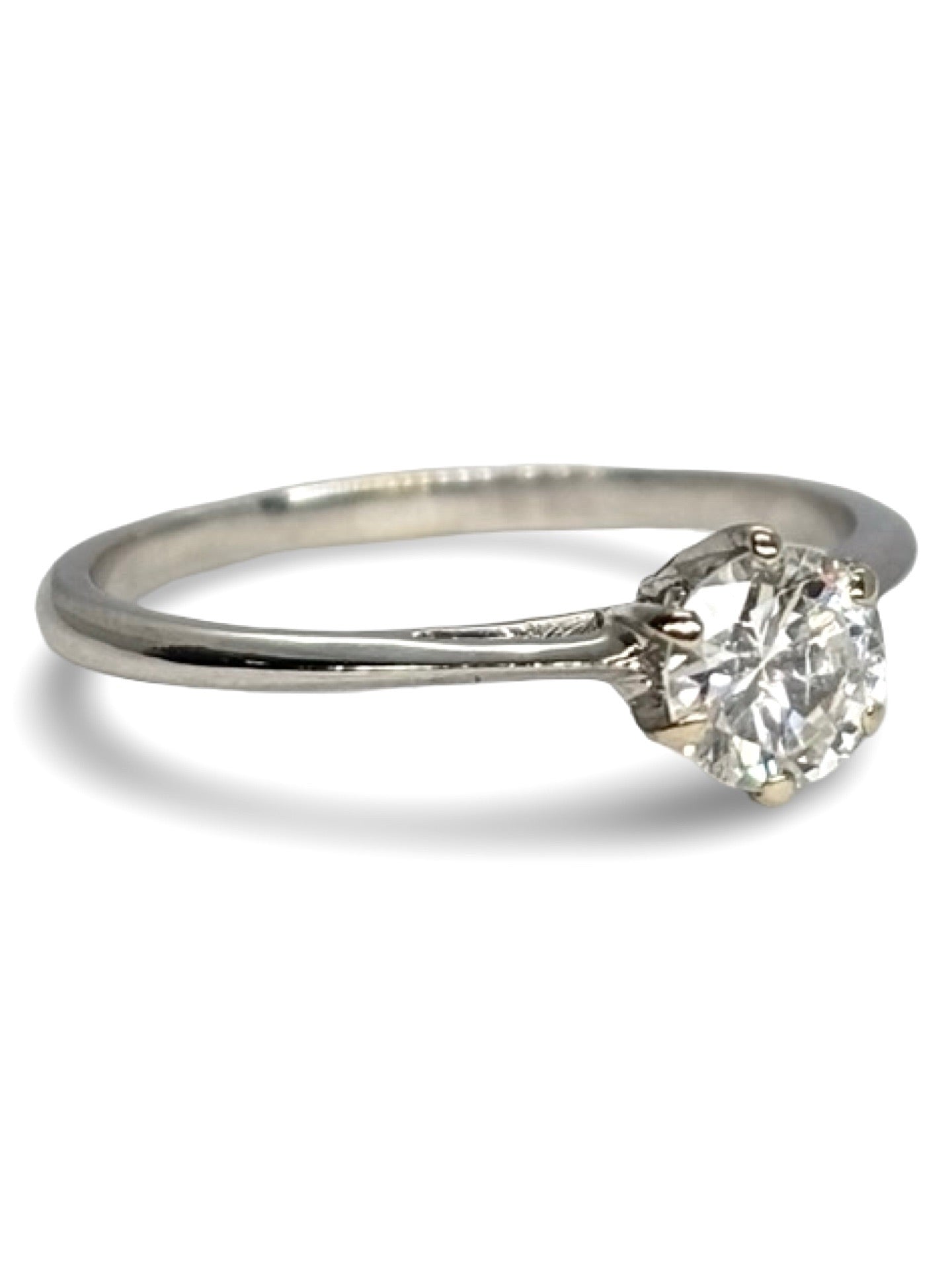 Solitaire en or blanc 18 carats serti d’un diamant taille brillant de 0,45 carat. Bague de fiançailles élégante et intemporelle, mettant en valeur la pureté et l’éclat naturel du diamant. Son design classique et raffiné souligne la pierre centrale et offre un bijou précieux, idéal pour une demande en mariage, un anniversaire ou un cadeau symbolique et durable.