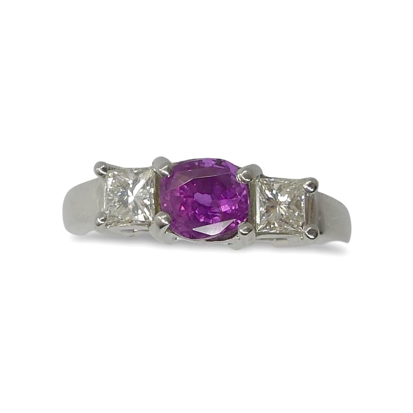 Laissez-vous charmer par cette somptueuse bague en or, sublimée par un saphir rose de 1 carat et entourée de diamants scintillants totalisant 0,60 ct. Un bijou d’exception qui allie la douceur du saphir rose à l’éclat intemporel des diamants. Parfaite pour une demande en mariage, un cadeau précieux ou simplement pour sublimer votre style.