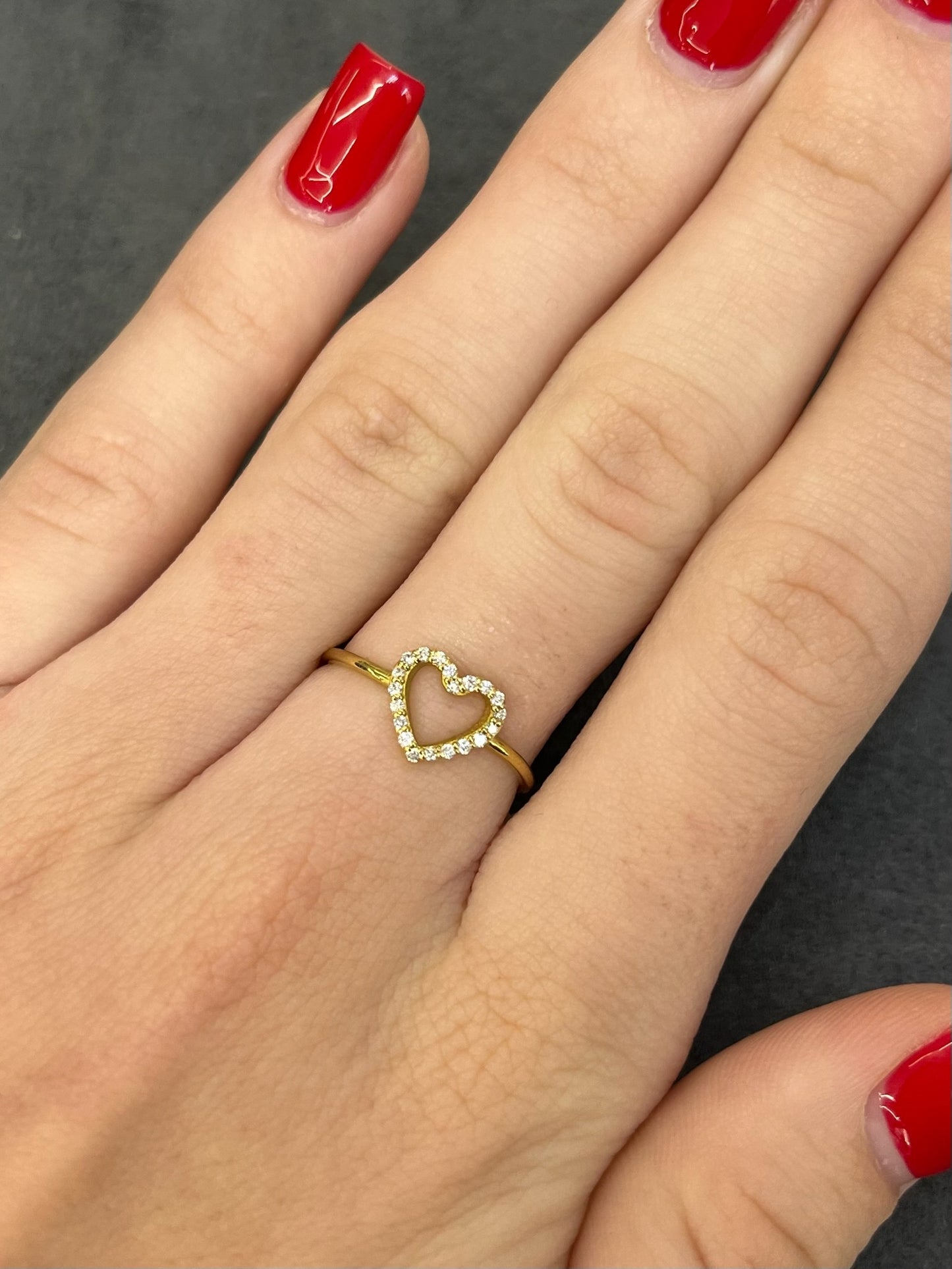 Découvrez notre magnifique bague en or en forme de cœur, sublimée par des diamants naturels d’un éclat incomparable. Avec un poids total de 0,20 ct, cette bague élégante et raffinée est le symbole parfait de l’amour et de l’élégance. Idéale pour un cadeau romantique ou pour sublimer votre collection de bijoux, elle allie finesse et brillance pour un rendu exceptionnel. Offrez ou offrez-vous ce bijou intemporel qui captivera tous les regards.