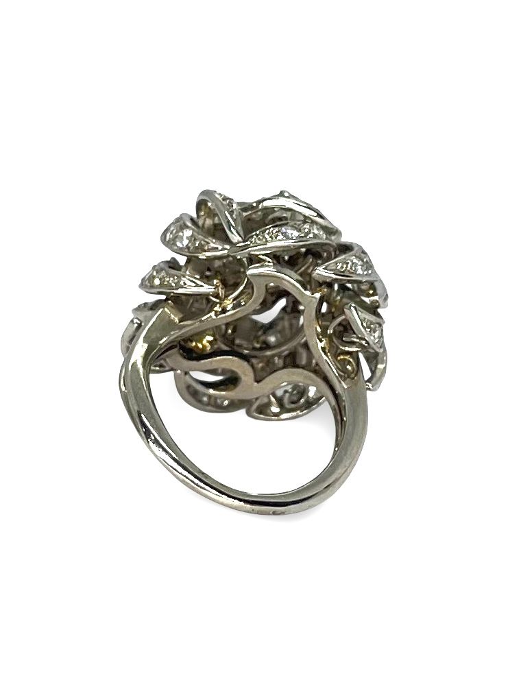 Somptueuse bague ancienne en or et platine, sublimée par 2,90 carats de diamants étincelants. Une pièce d’exception au style intemporel, mêlant le charme de l’ancien à l’éclat précieux du diamant. Bijou de caractère idéal pour une collection raffinée ou un moment inoubliable.