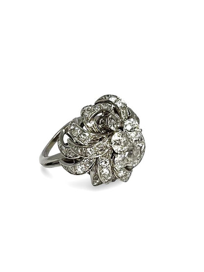 Somptueuse bague ancienne en or et platine, sublimée par 2,90 carats de diamants étincelants. Une pièce d’exception au style intemporel, mêlant le charme de l’ancien à l’éclat précieux du diamant. Bijou de caractère idéal pour une collection raffinée ou un moment inoubliable.