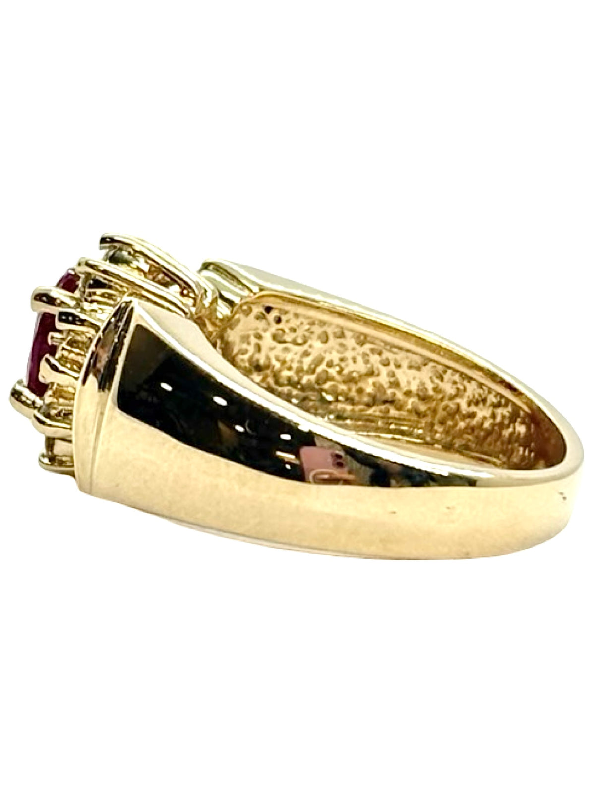 Bague en or jaune 14K sertie d’un rubis de 1 ct et de diamants naturels totalisant environ 0,50 ct. Cette bague de joaillerie associe la chaleur de l’or jaune 14 carats à l’intensité du rubis et à l’éclat des diamants. Son design élégant et raffiné met en valeur les pierres précieuses pour créer un bijou intemporel et sophistiqué. Une bague rubis et diamant idéale pour sublimer une tenue au quotidien ou lors d’une occasion spéciale.