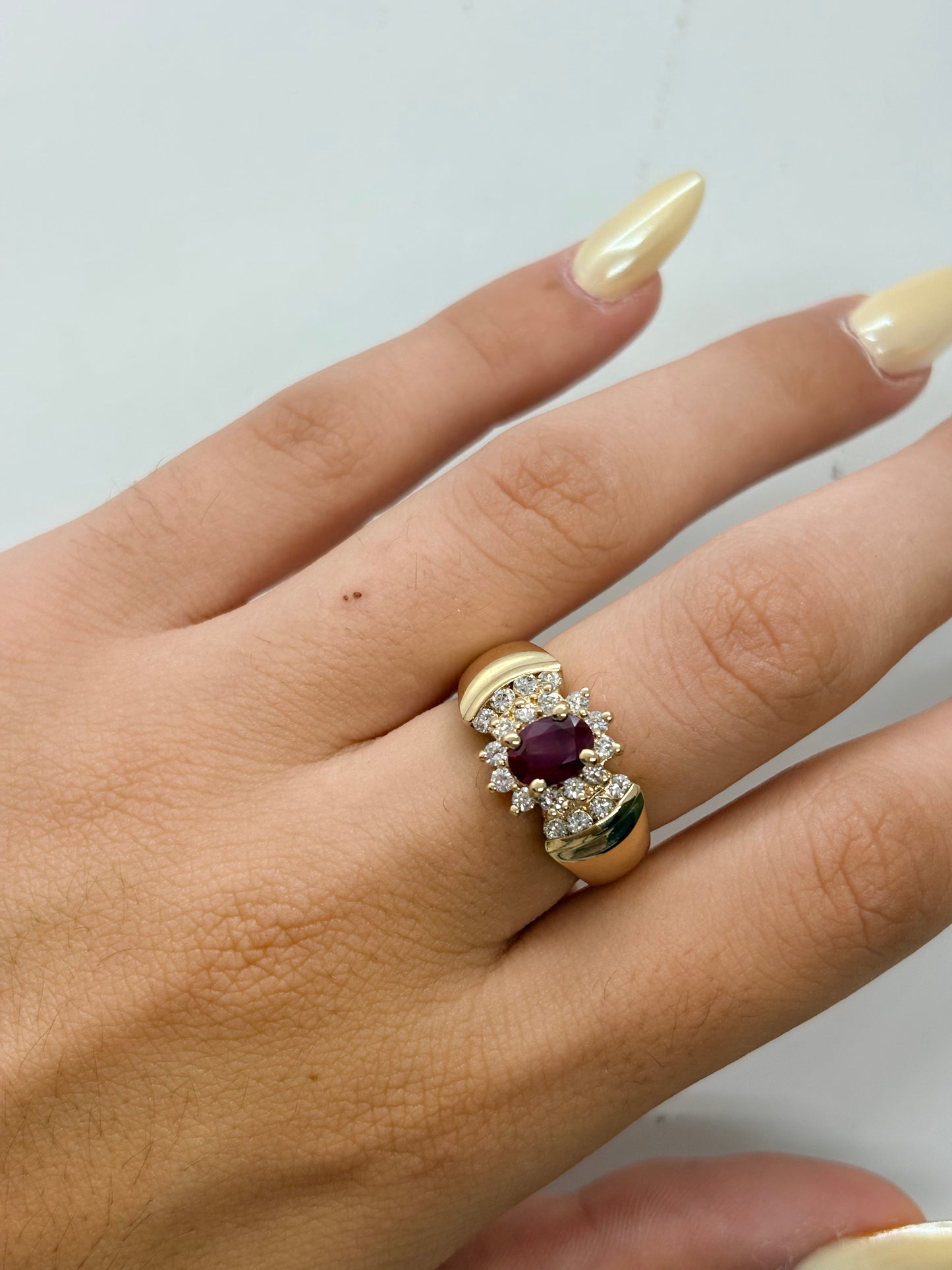 Bague en or jaune 14K sertie d’un rubis de 1 ct et de diamants naturels totalisant environ 0,50 ct. Cette bague de joaillerie associe la chaleur de l’or jaune 14 carats à l’intensité du rubis et à l’éclat des diamants. Son design élégant et raffiné met en valeur les pierres précieuses pour créer un bijou intemporel et sophistiqué. Une bague rubis et diamant idéale pour sublimer une tenue au quotidien ou lors d’une occasion spéciale.