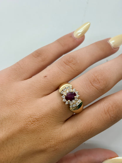 Bague en or jaune 14K sertie d’un rubis de 1 ct et de diamants naturels totalisant environ 0,50 ct. Cette bague de joaillerie associe la chaleur de l’or jaune 14 carats à l’intensité du rubis et à l’éclat des diamants. Son design élégant et raffiné met en valeur les pierres précieuses pour créer un bijou intemporel et sophistiqué. Une bague rubis et diamant idéale pour sublimer une tenue au quotidien ou lors d’une occasion spéciale.