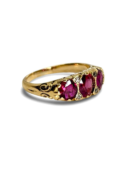 Bague ancienne en or jaune 18K ornée d’un rubis de 2 carats et de diamants totalisant 0,04 ct. Ce bijou raffiné incarne l’élégance et le charme intemporel de la joaillerie ancienne. Le rouge profond du rubis se marie à la brillance délicate des diamants, créant une pièce unique, idéale pour les collectionneurs et les amoureux de bijoux d’exception.