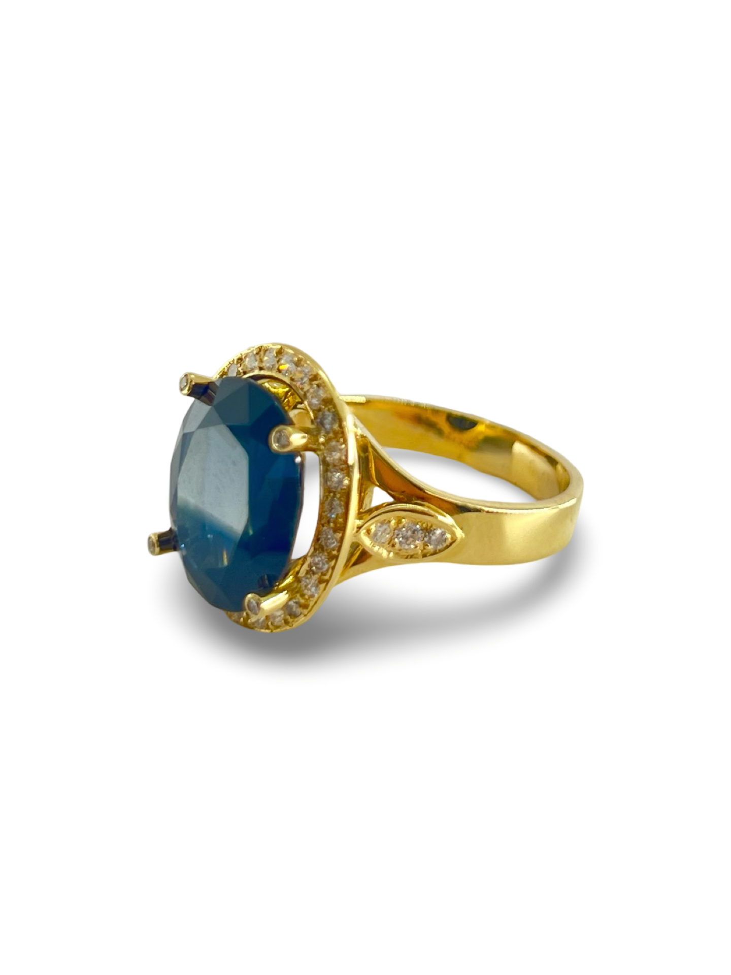 Découvrez cette somptueuse bague en or jaune 18K, mettant en valeur un saphir naturel d'environ 7 carats, accompagné de diamants naturels d’un total de 0,35 ct. Un bijou raffiné et élégant qui combine la beauté intemporelle du saphir et l’éclat des diamants. Parfaite pour une occasion spéciale, cette bague en or 18K apportera une touche de luxe et de sophistication à votre collection de bijoux.
