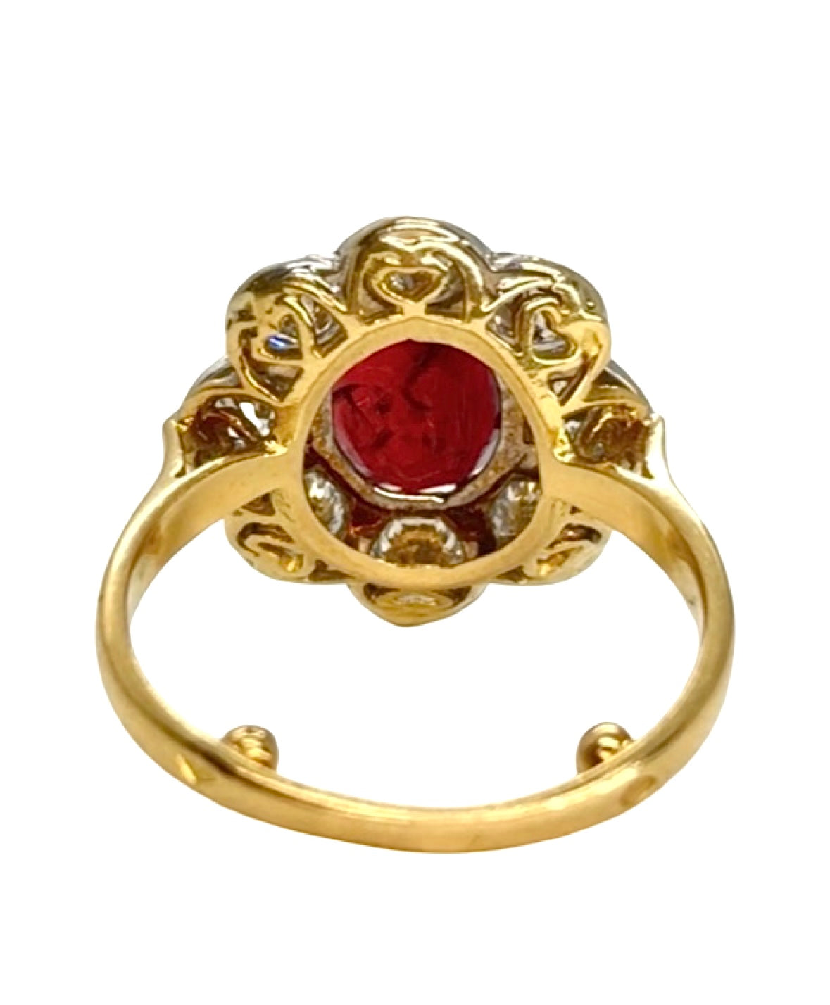 Bague en or jaune 18K sertie d’un rubis de 1,79 ct et ornée de diamants d’un poids total de 1,80 ct. Cette bague de joaillerie raffinée associe la chaleur de l’or jaune 18 carats à l’éclat des diamants et à la couleur intense du rubis. Un bijou précieux et élégant, idéal pour une occasion spéciale ou pour apporter une touche sophistiquée à une tenue. Une pièce intemporelle pour les amateurs de rubis, diamants et bijoux en or jaune.