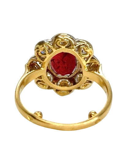 Bague en or jaune 18K sertie d’un rubis de 1,79 ct et ornée de diamants d’un poids total de 1,80 ct. Cette bague de joaillerie raffinée associe la chaleur de l’or jaune 18 carats à l’éclat des diamants et à la couleur intense du rubis. Un bijou précieux et élégant, idéal pour une occasion spéciale ou pour apporter une touche sophistiquée à une tenue. Une pièce intemporelle pour les amateurs de rubis, diamants et bijoux en or jaune.