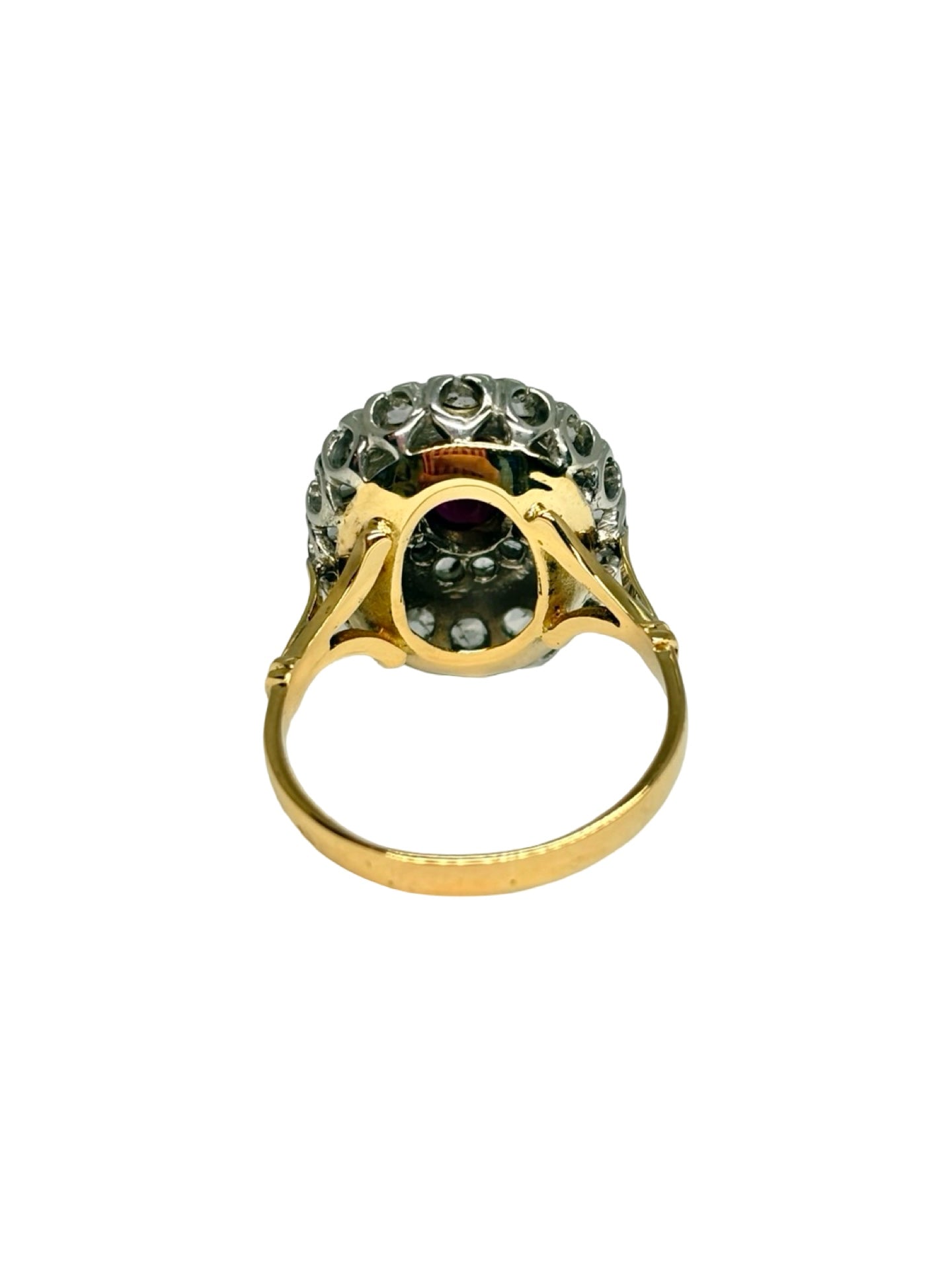 Bague ancienne en or jaune 18K (750/1000) sertie d'un rubis birman naturel d'environ 1 ct, accompagné de diamants naturels de taille rose. Cette bague vintage séduit par son élégance intemporelle, son style raffiné et la profondeur de son rubis. Elle est accompagnée d'un certificat de gemmologie Bellerophon et constitue un bijou ancien idéal pour une collection, un cadeau ou une bague de caractère alliant authenticité et savoir-faire.
