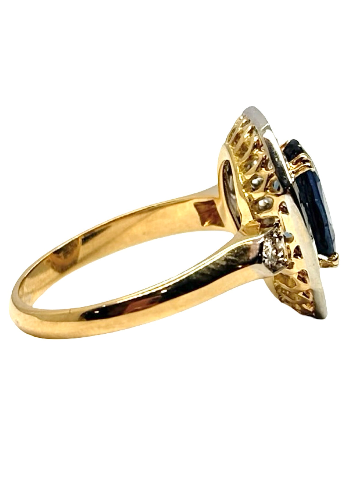 Bague en or jaune 18K sertie d’un saphir de 2,50 ct et de diamants naturels totalisant environ 0,70 ct. Cette bague de joaillerie associe la chaleur de l’or jaune 18 carats à l’intensité du saphir et à l’éclat des diamants. Son design raffiné met en valeur les pierres précieuses et offre une allure élégante et sophistiquée. Une bague saphir et diamant intemporelle, idéale pour sublimer une tenue au quotidien ou lors d’une occasion spéciale.