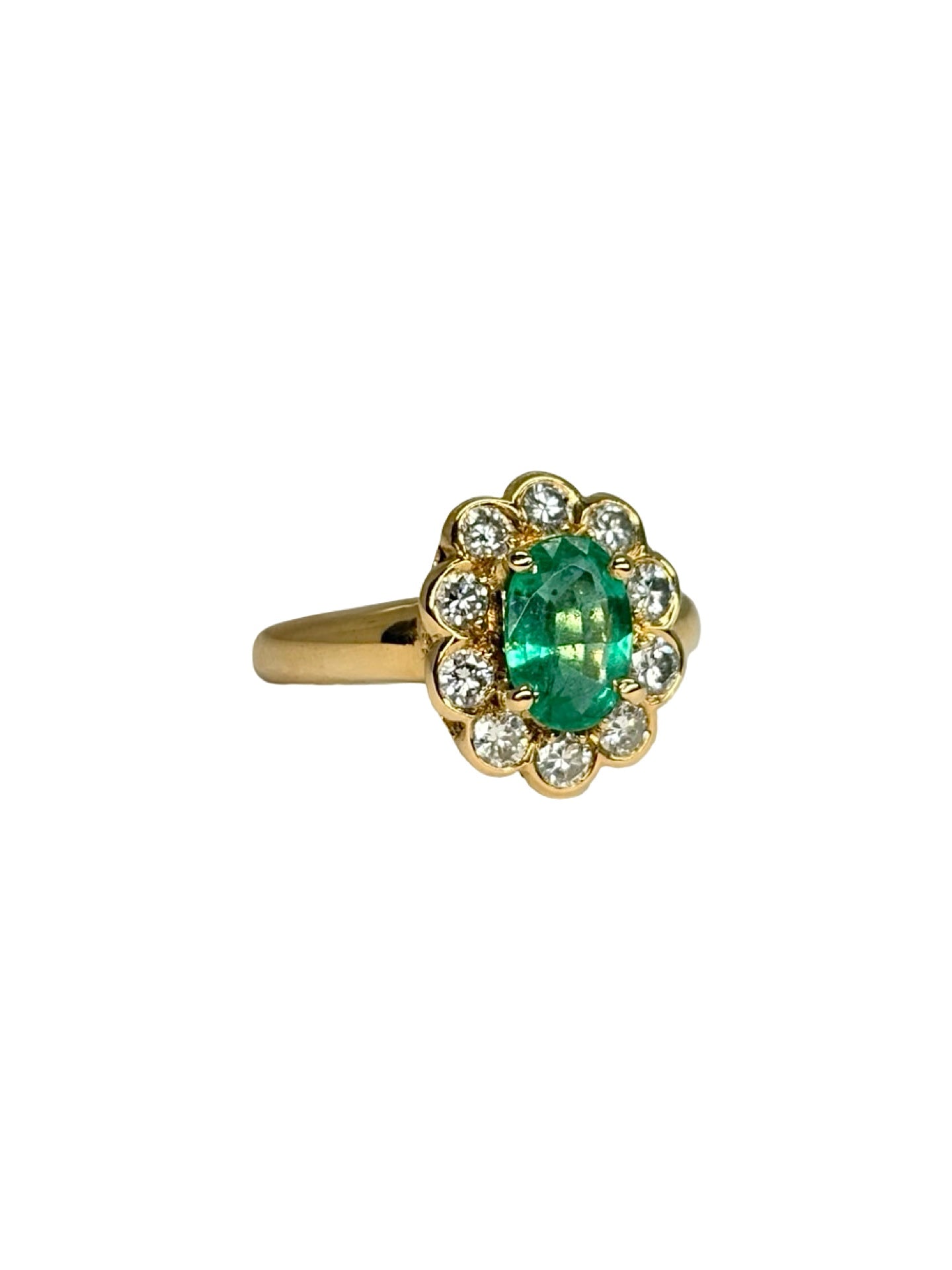 Bague en or jaune 18K (750/1000) sertie d'une magnifique émeraude naturelle de 2 ct, sublimée par des diamants naturels totalisant 0,50 ct. Son design élégant met en valeur l'intensité du vert de l'émeraude et l'éclat des diamants, offrant un bijou raffiné et intemporel. Idéale pour un cadeau d'exception, des fiançailles ou une collection de haute joaillerie, cette bague allie élégance, caractère et savoir-faire artisanal.