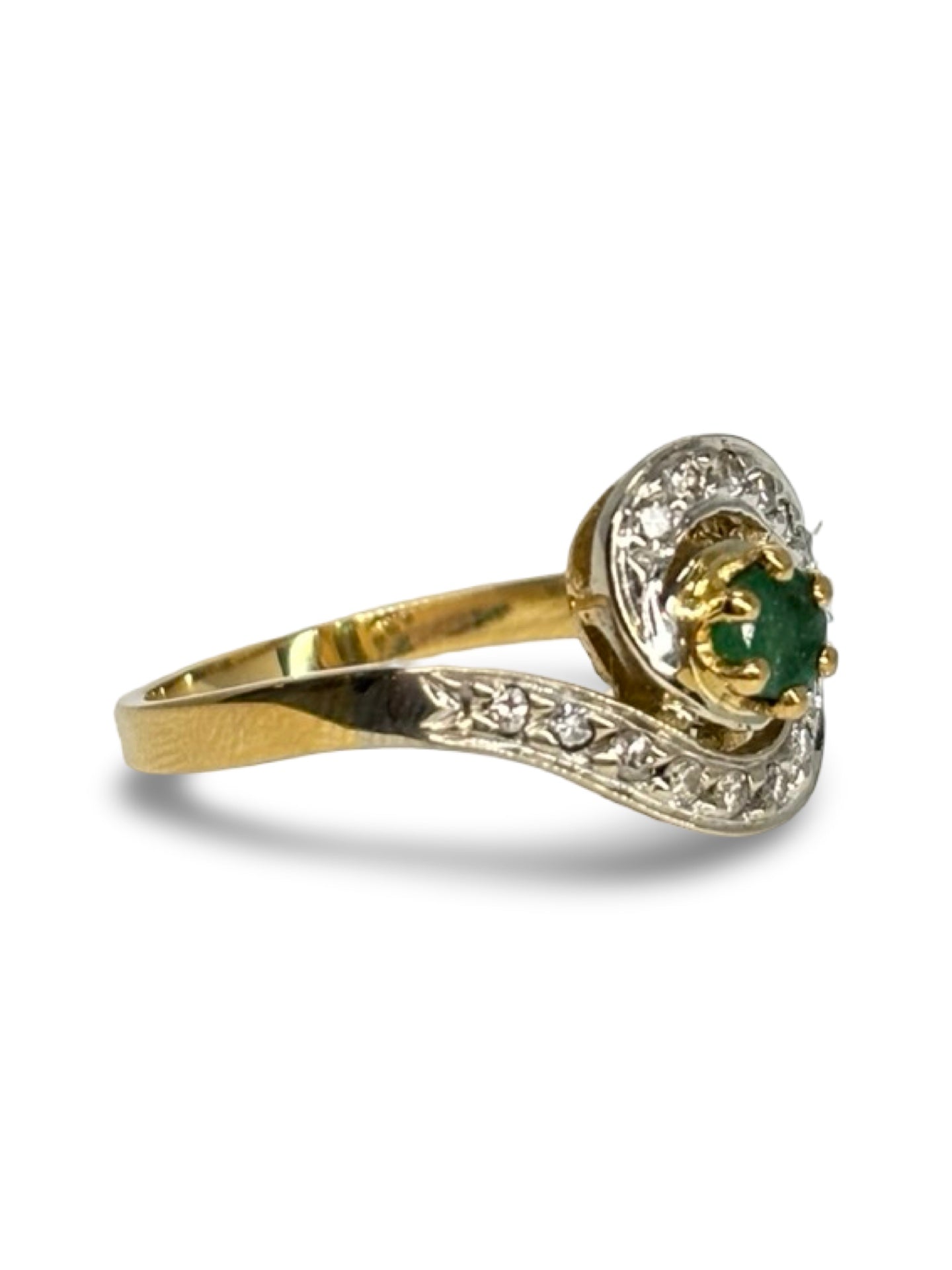Bague en or jaune 18 carats sertie d’une émeraude de 0,20 carat, accompagnée de diamants pour un poids total de 0,10 carat. Ce bijou raffiné met en valeur l’intensité du vert de l’émeraude, sublimée par l’éclat des diamants. Son design intemporel en fait une bague élégante à porter au quotidien ou lors d’occasions spéciales. Elle s’associe facilement à d’autres bijoux en or jaune et constitue un cadeau précieux et raffiné.