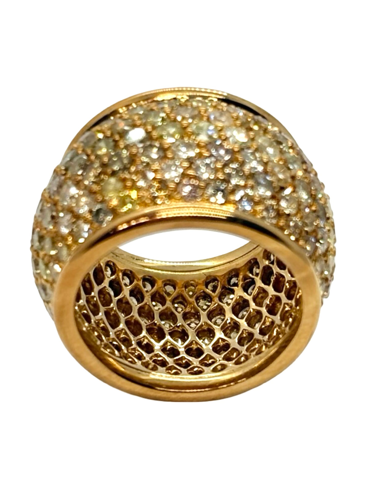 Bague dôme en or jaune 18K sublimée par un ensemble de diamants naturels pour un poids total d’environ 7 carats. Son design bombé et généreux met en valeur l’éclat des diamants et la chaleur de l’or jaune 18 carats. Cette bague de joaillerie offre une présence remarquable au doigt tout en conservant une allure élégante et raffinée. Une pièce précieuse et lumineuse, idéale pour les amateurs de bijoux d’exception.