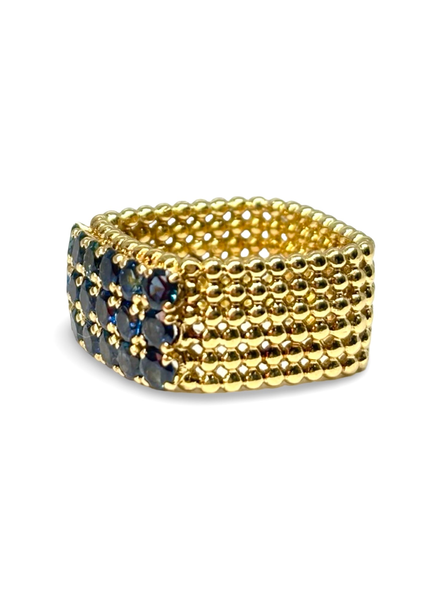 Bague en or jaune 18 carats sertie de saphirs totalisant 1 carat. Monture élégante mettant en valeur l’intensité des pierres bleues, idéale pour un bijou raffiné et intemporel. Design en or jaune 750 millièmes alliant chaleur et éclat, parfait pour sublimer une tenue au quotidien ou lors d’occasions spéciales.
