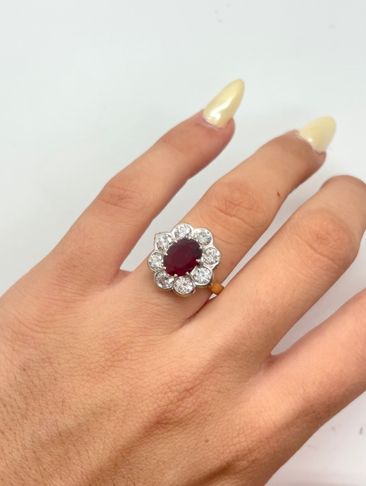Bague en or jaune 18K sertie d’un rubis de 1,79 ct et ornée de diamants d’un poids total de 1,80 ct. Cette bague de joaillerie raffinée associe la chaleur de l’or jaune 18 carats à l’éclat des diamants et à la couleur intense du rubis. Un bijou précieux et élégant, idéal pour une occasion spéciale ou pour apporter une touche sophistiquée à une tenue. Une pièce intemporelle pour les amateurs de rubis, diamants et bijoux en or jaune.