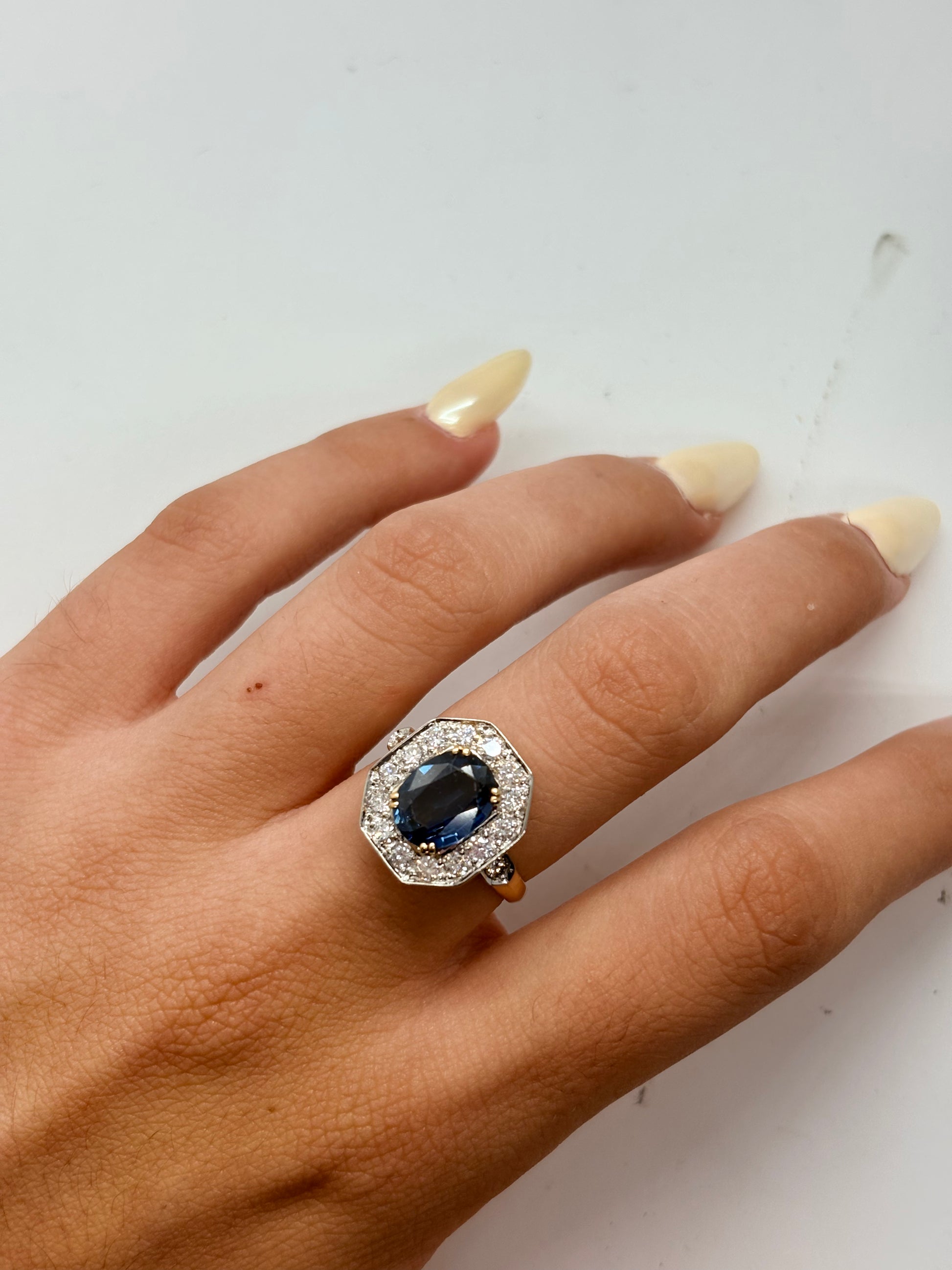 Bague en or jaune 18K sertie d’un saphir de 2,50 ct et de diamants naturels totalisant environ 0,70 ct. Cette bague de joaillerie associe la chaleur de l’or jaune 18 carats à l’intensité du saphir et à l’éclat des diamants. Son design raffiné met en valeur les pierres précieuses et offre une allure élégante et sophistiquée. Une bague saphir et diamant intemporelle, idéale pour sublimer une tenue au quotidien ou lors d’une occasion spéciale.