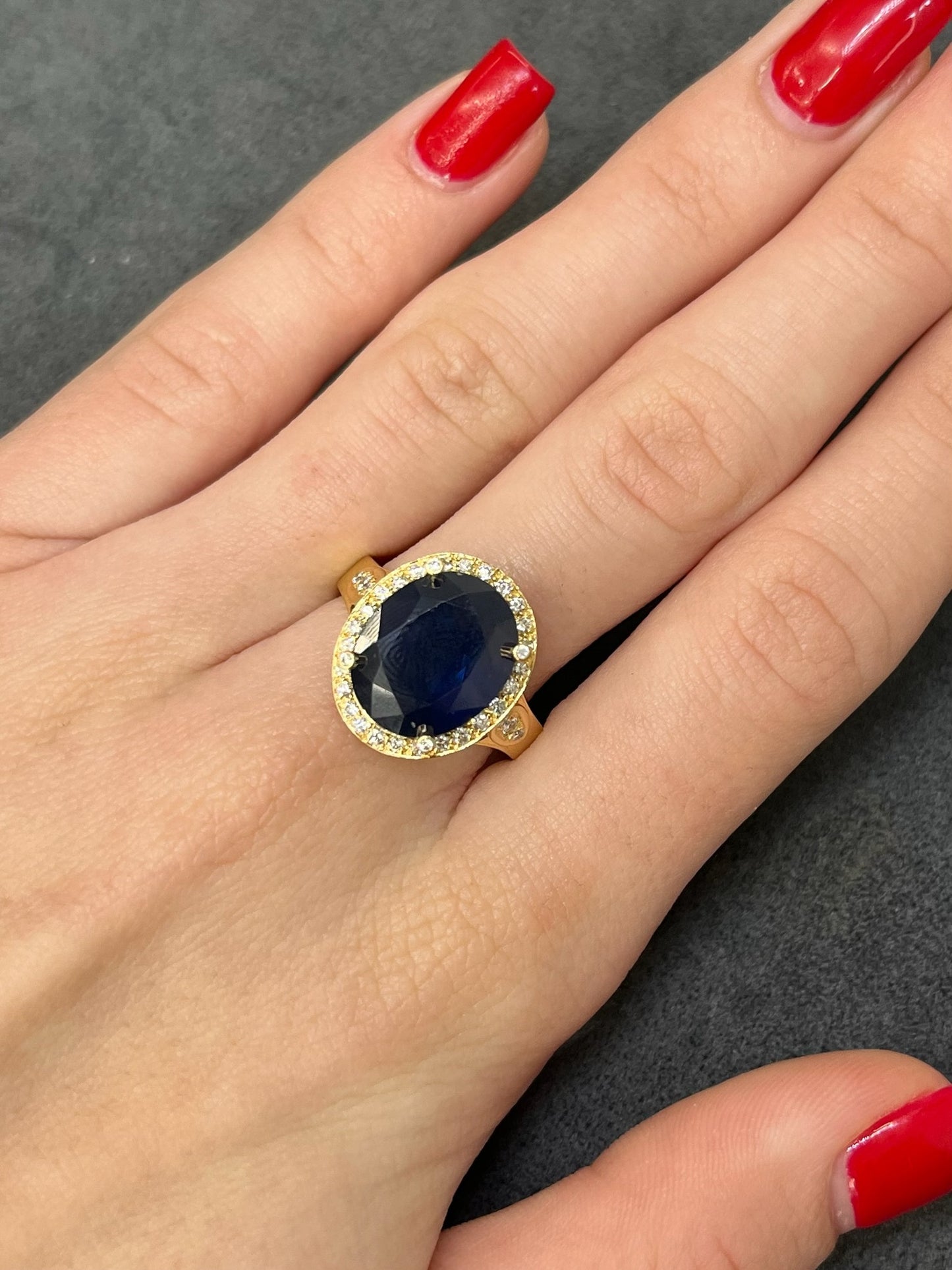 Découvrez cette somptueuse bague en or jaune 18K, mettant en valeur un saphir naturel d'environ 7 carats, accompagné de diamants naturels d’un total de 0,35 ct. Un bijou raffiné et élégant qui combine la beauté intemporelle du saphir et l’éclat des diamants. Parfaite pour une occasion spéciale, cette bague en or 18K apportera une touche de luxe et de sophistication à votre collection de bijoux.