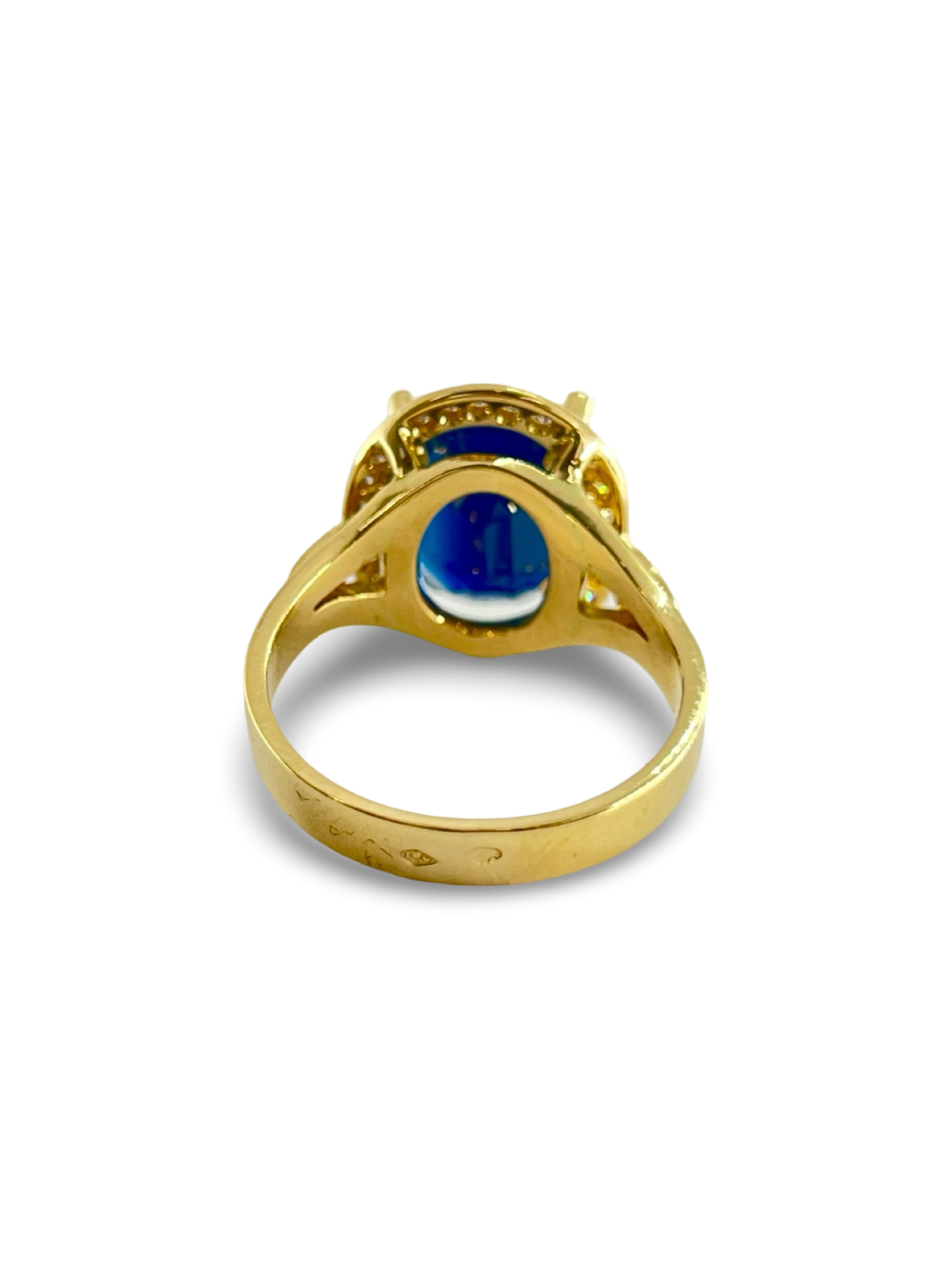 Découvrez cette somptueuse bague en or jaune 18K, mettant en valeur un saphir naturel d'environ 7 carats, accompagné de diamants naturels d’un total de 0,35 ct. Un bijou raffiné et élégant qui combine la beauté intemporelle du saphir et l’éclat des diamants. Parfaite pour une occasion spéciale, cette bague en or 18K apportera une touche de luxe et de sophistication à votre collection de bijoux.