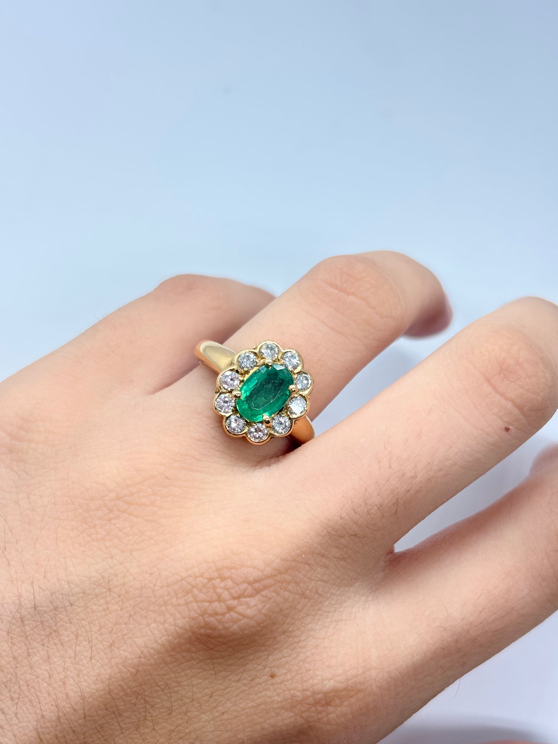 Bague en or jaune 18K (750/1000) sertie d'une magnifique émeraude naturelle de 2 ct, sublimée par des diamants naturels totalisant 0,50 ct. Son design élégant met en valeur l'intensité du vert de l'émeraude et l'éclat des diamants, offrant un bijou raffiné et intemporel. Idéale pour un cadeau d'exception, des fiançailles ou une collection de haute joaillerie, cette bague allie élégance, caractère et savoir-faire artisanal.