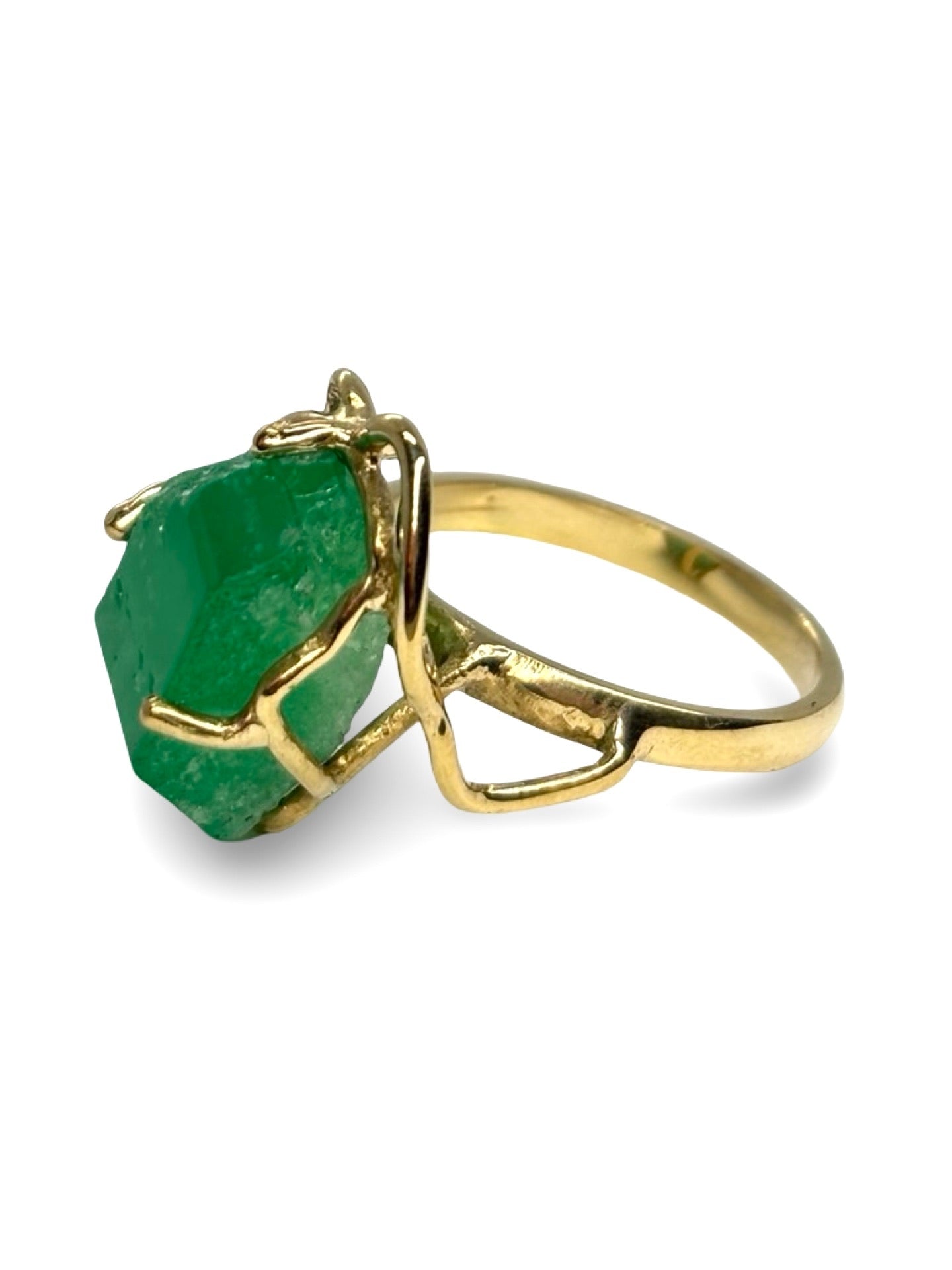Bague en or jaune 18 carats ornée d’une émeraude brute, ce bijou authentique séduit par son caractère unique et son charme naturel. La teinte verte intense de la pierre brute contraste élégamment avec l’éclat chaleureux de l’or jaune. Originale et raffinée, cette bague met en valeur la beauté minérale de l’émeraude dans un style précieux, brut et intemporel.