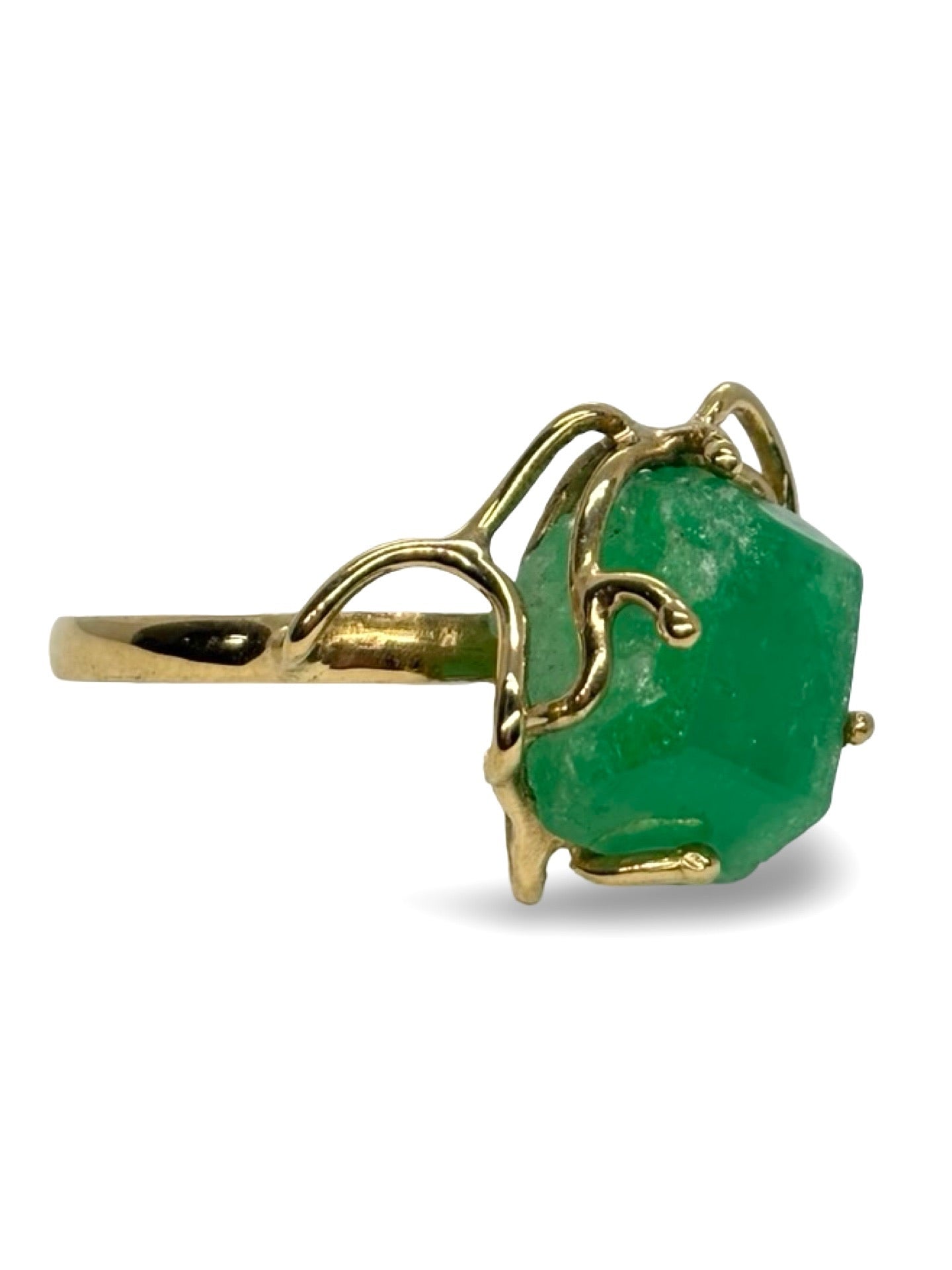 Bague en or jaune 18 carats ornée d’une émeraude brute, ce bijou authentique séduit par son caractère unique et son charme naturel. La teinte verte intense de la pierre brute contraste élégamment avec l’éclat chaleureux de l’or jaune. Originale et raffinée, cette bague met en valeur la beauté minérale de l’émeraude dans un style précieux, brut et intemporel.