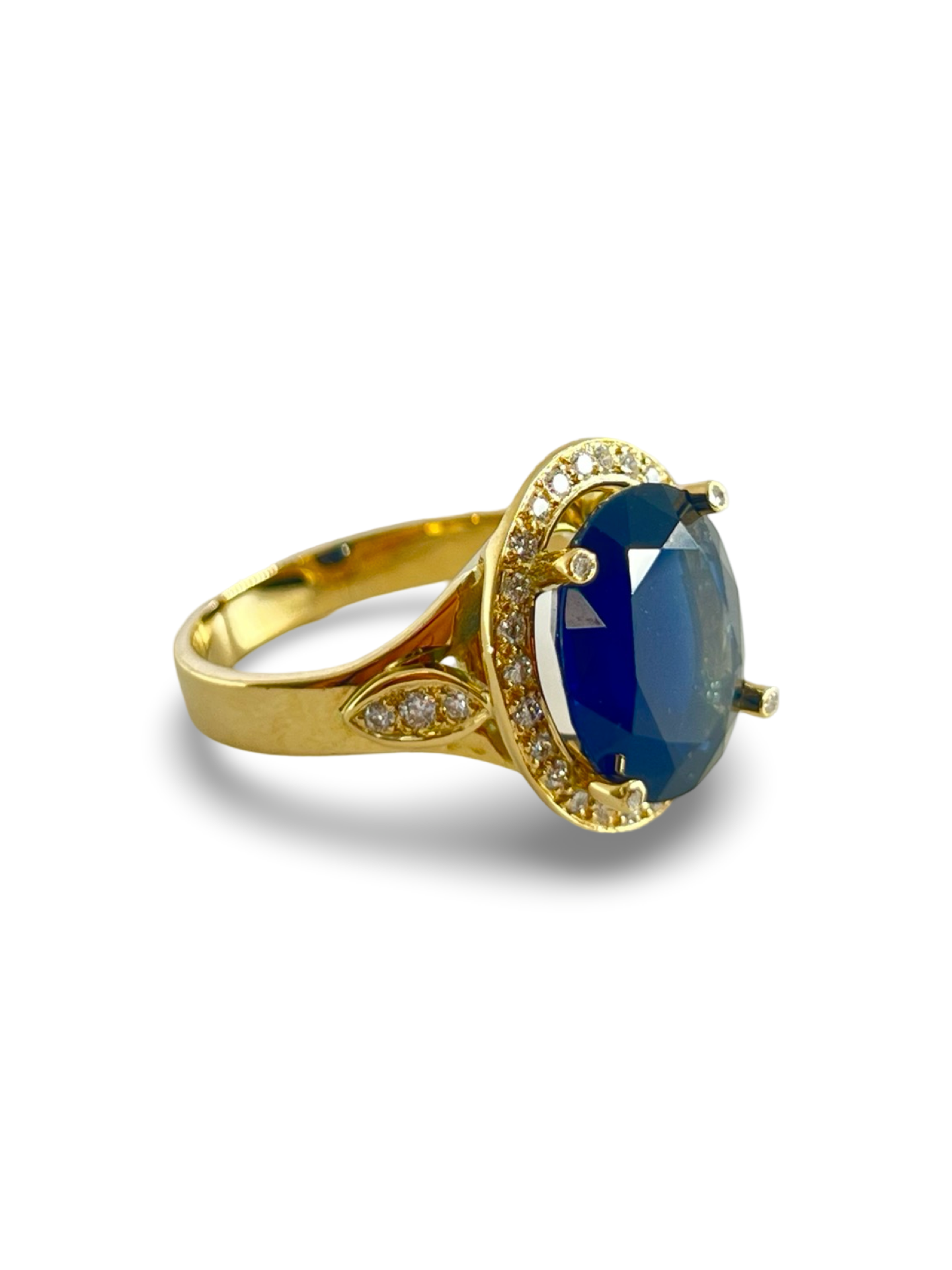 Découvrez cette somptueuse bague en or jaune 18K, mettant en valeur un saphir naturel d'environ 7 carats, accompagné de diamants naturels d’un total de 0,35 ct. Un bijou raffiné et élégant qui combine la beauté intemporelle du saphir et l’éclat des diamants. Parfaite pour une occasion spéciale, cette bague en or 18K apportera une touche de luxe et de sophistication à votre collection de bijoux.