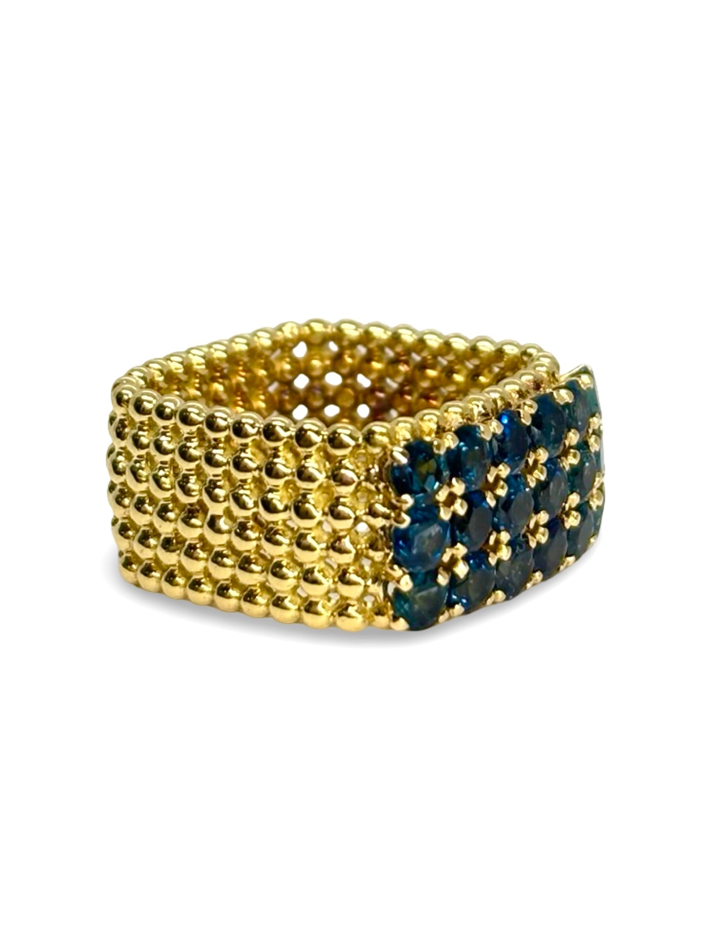 Bague en or jaune 18 carats sertie de saphirs totalisant 1 carat. Monture élégante mettant en valeur l’intensité des pierres bleues, idéale pour un bijou raffiné et intemporel. Design en or jaune 750 millièmes alliant chaleur et éclat, parfait pour sublimer une tenue au quotidien ou lors d’occasions spéciales.
