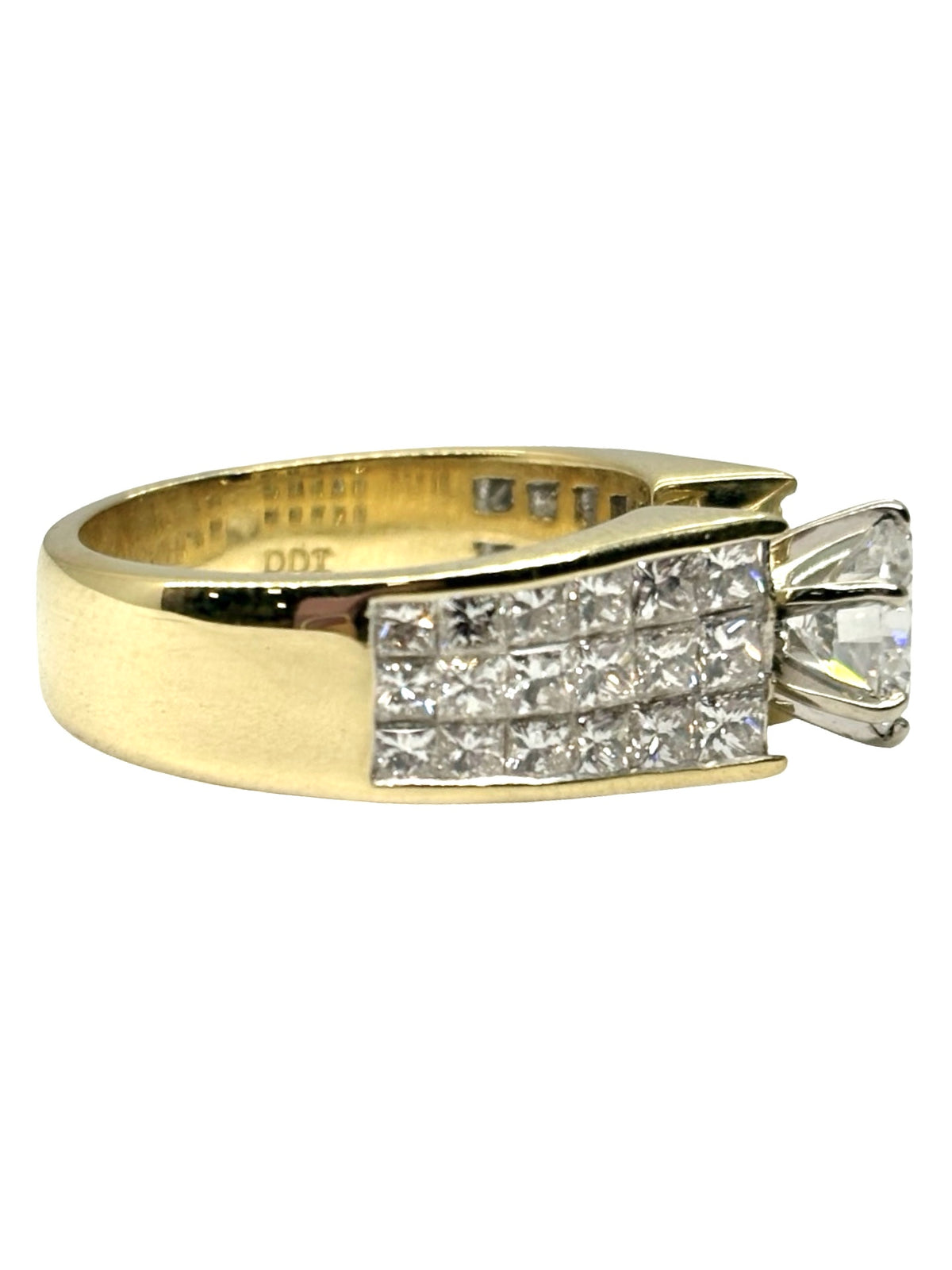 Bague solitaire en or jaune 18K (750 millièmes), sertie de diamants naturels pour un poids total de 3,10 carats. Cette bague en or jaune 18 carats met en valeur un élégant diamant central accompagné de pierres précieuses, offrant un éclat remarquable et une belle présence au doigt. Une création joaillière raffinée et intemporelle, idéale pour celles et ceux à la recherche d’une bague solitaire en or jaune ornée de diamants.
