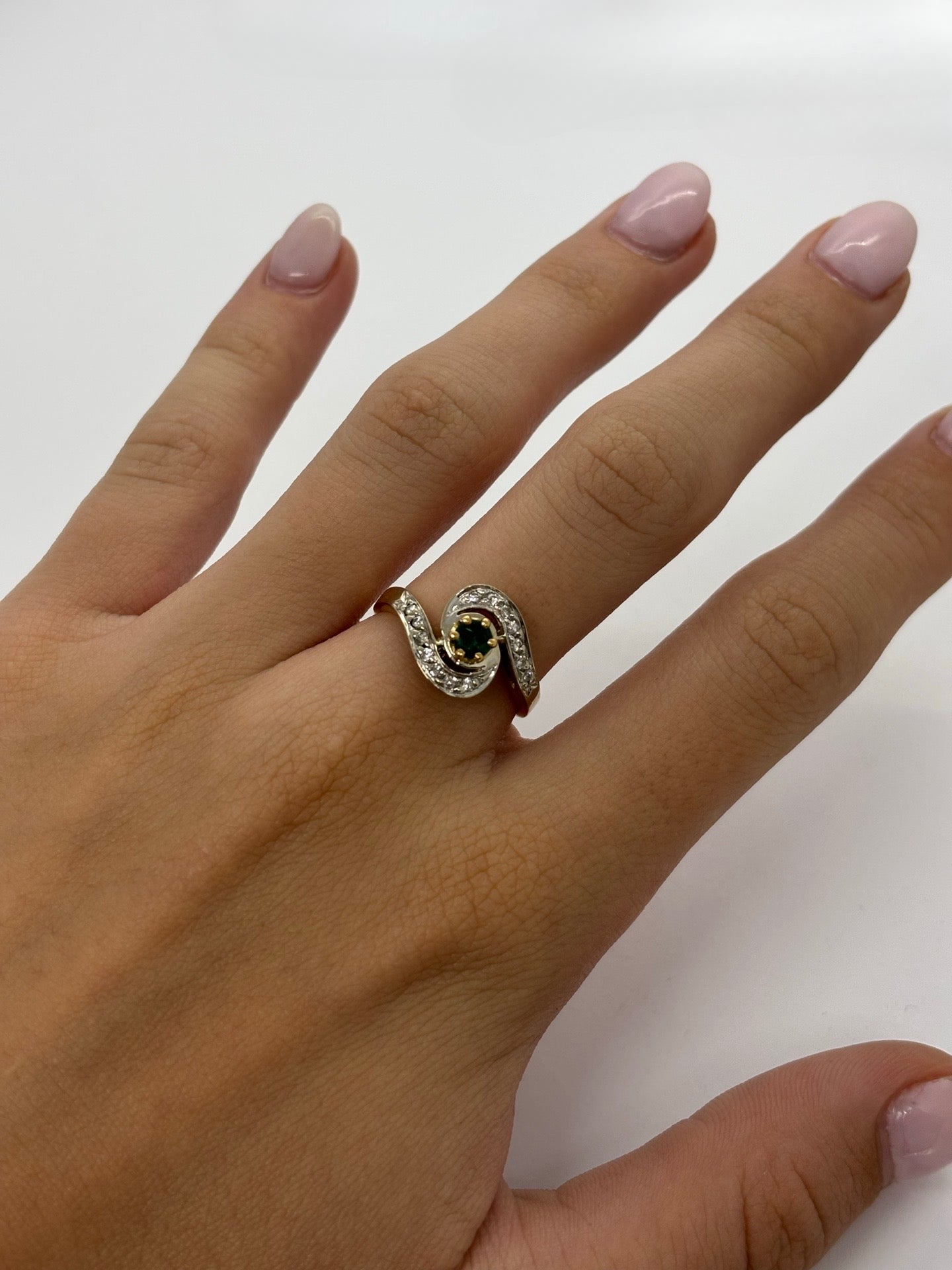 Bague en or jaune 18 carats sertie d’une émeraude de 0,20 carat, accompagnée de diamants pour un poids total de 0,10 carat. Ce bijou raffiné met en valeur l’intensité du vert de l’émeraude, sublimée par l’éclat des diamants. Son design intemporel en fait une bague élégante à porter au quotidien ou lors d’occasions spéciales. Elle s’associe facilement à d’autres bijoux en or jaune et constitue un cadeau précieux et raffiné.