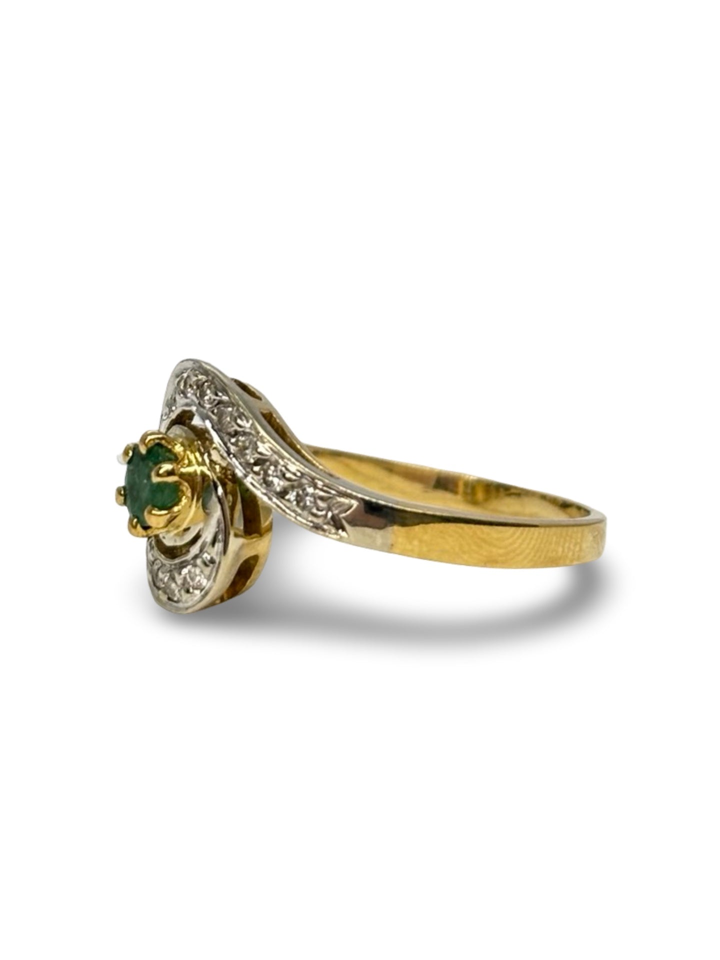 Bague en or jaune 18 carats sertie d’une émeraude de 0,20 carat, accompagnée de diamants pour un poids total de 0,10 carat. Ce bijou raffiné met en valeur l’intensité du vert de l’émeraude, sublimée par l’éclat des diamants. Son design intemporel en fait une bague élégante à porter au quotidien ou lors d’occasions spéciales. Elle s’associe facilement à d’autres bijoux en or jaune et constitue un cadeau précieux et raffiné.