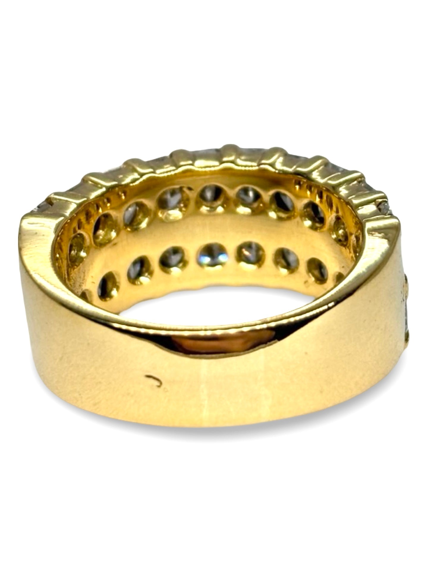 Alliance en or jaune 18 carats sertie de diamants totalisant 6 carats. Ce bijou raffiné allie l’éclat chaleureux de l’or jaune à la brillance intense des diamants, offrant une bague élégante et précieuse. Idéale pour symboliser un engagement ou enrichir une collection de joaillerie, elle séduit par son design intemporel et luxueux.