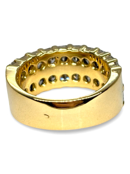 Alliance en or jaune 18 carats sertie de diamants totalisant 6 carats. Ce bijou raffiné allie l’éclat chaleureux de l’or jaune à la brillance intense des diamants, offrant une bague élégante et précieuse. Idéale pour symboliser un engagement ou enrichir une collection de joaillerie, elle séduit par son design intemporel et luxueux.