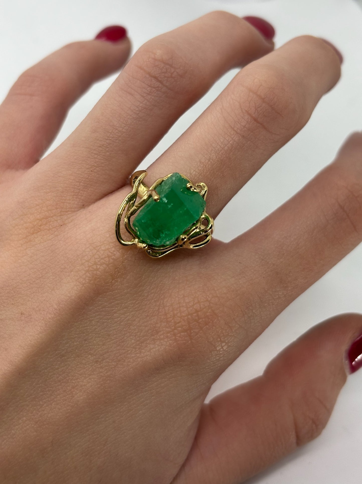 Bague en or jaune 18 carats ornée d’une émeraude brute, ce bijou authentique séduit par son caractère unique et son charme naturel. La teinte verte intense de la pierre brute contraste élégamment avec l’éclat chaleureux de l’or jaune. Originale et raffinée, cette bague met en valeur la beauté minérale de l’émeraude dans un style précieux, brut et intemporel.