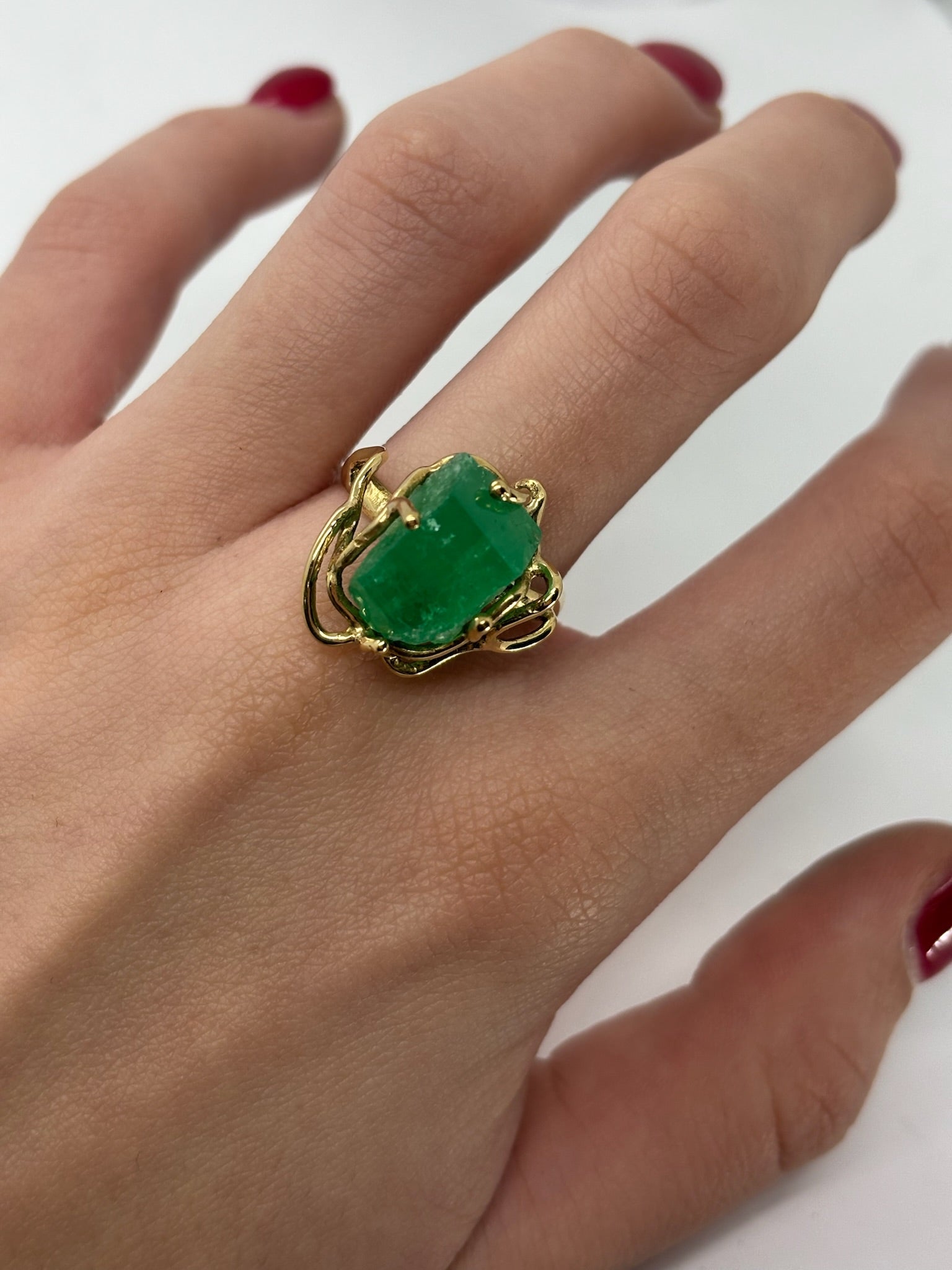 Bague en or jaune 18 carats ornée d’une émeraude brute, ce bijou authentique séduit par son caractère unique et son charme naturel. La teinte verte intense de la pierre brute contraste élégamment avec l’éclat chaleureux de l’or jaune. Originale et raffinée, cette bague met en valeur la beauté minérale de l’émeraude dans un style précieux, brut et intemporel.