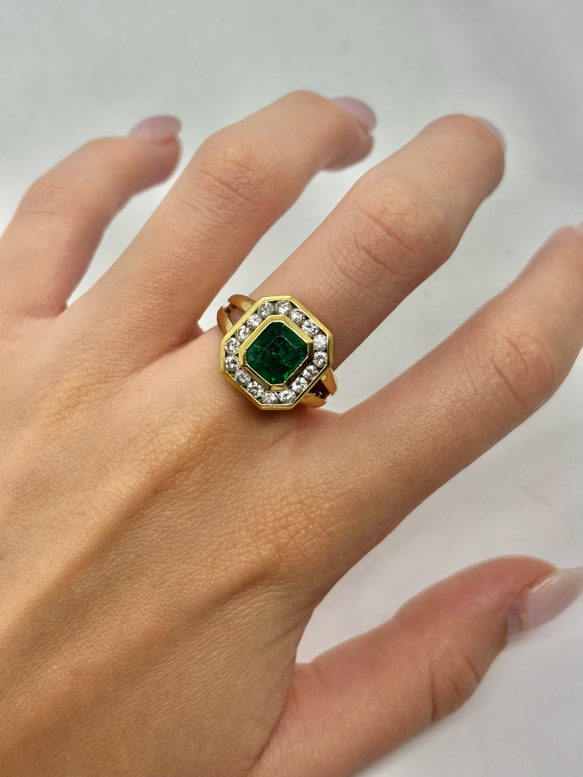 Bague en or jaune 18 carats sertie d’une émeraude naturelle de 1,80 carat, sublimée par des diamants totalisant 0,50 carat. Cette création raffinée met en valeur l’éclat du vert profond de l’émeraude associé à la brillance des diamants. Élégante et intemporelle, cette bague de joaillerie convient aussi bien pour une occasion spéciale que pour enrichir une collection de bijoux précieux. Design sophistiqué, finitions soignées et pierres de qualité.
